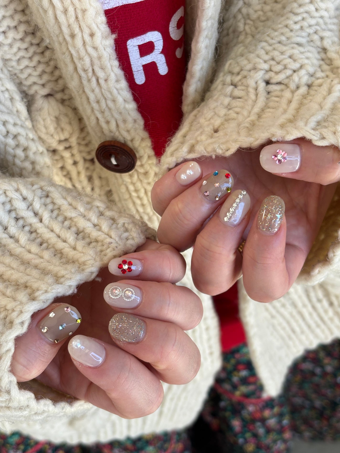 夏美🍉フォロバ on LIPS 「【ビジューたっぷりクリスマスネイル】ベースはワントーンにしてカ..」(1枚目)