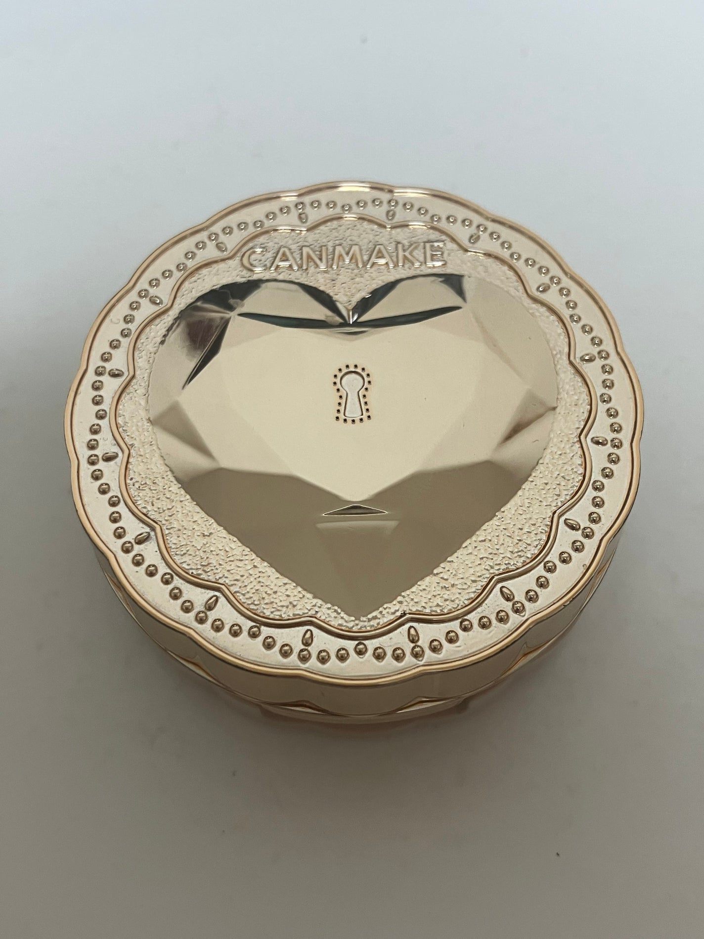 karin on LIPS 「お泊まりの時はこれ‼️‼️スキンケア後でも使える薬用のパウダー..」(1枚目)