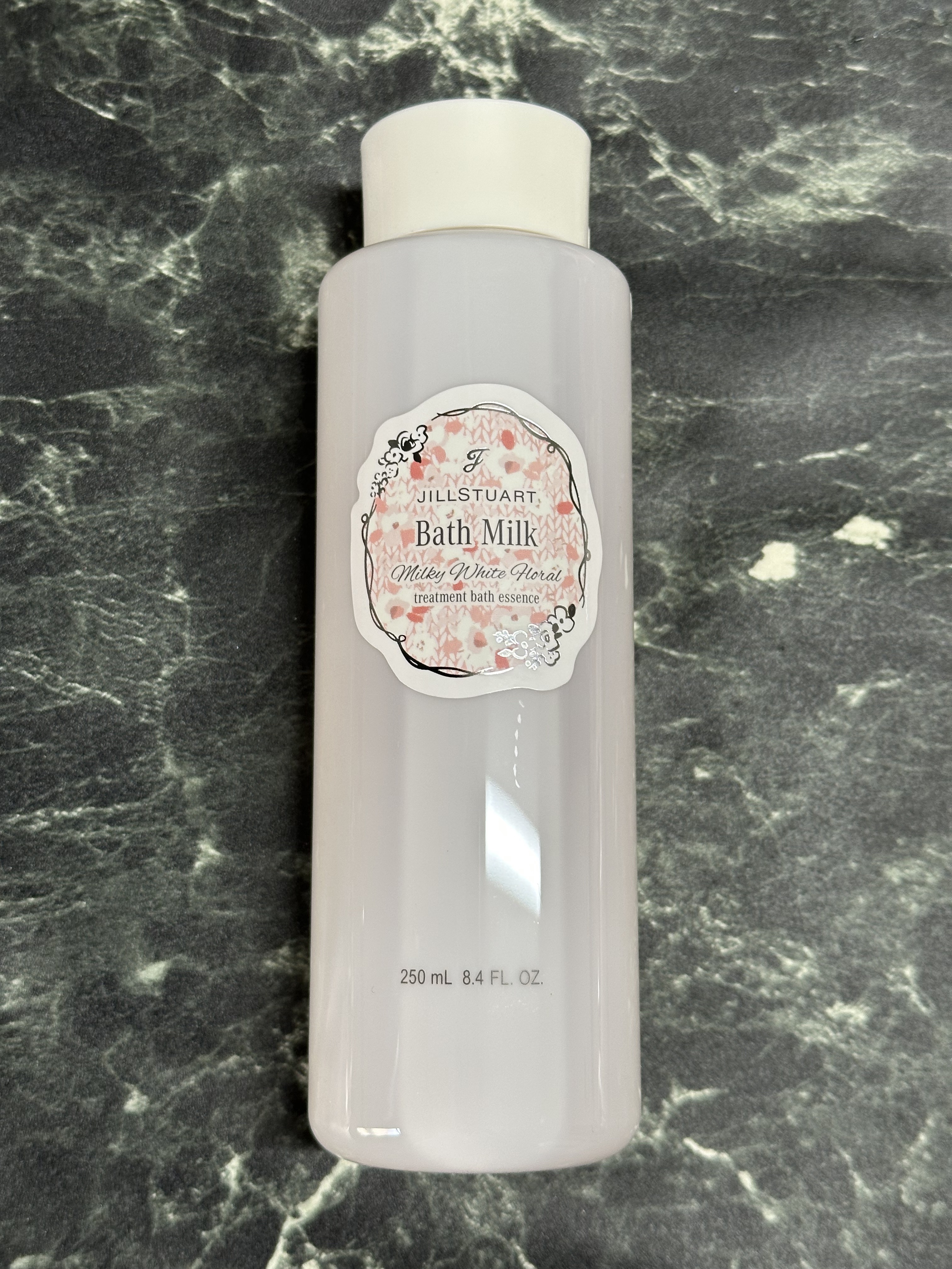 ジルスチュアート　ミルキーホワイトフローラル　バスミルク/JILL STUART/保湿系入浴剤を使ったクチコミ（1枚目）