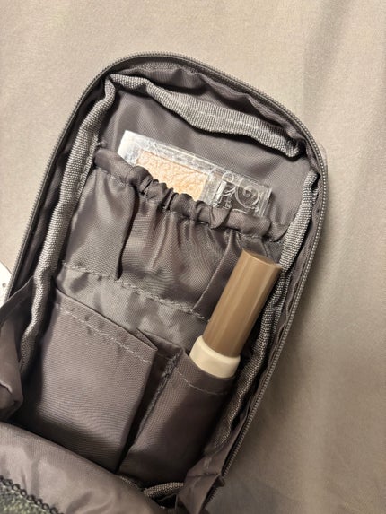 自立する縦型ポーチ/3COINS/化粧ポーチを使ったクチコミ(5枚目)