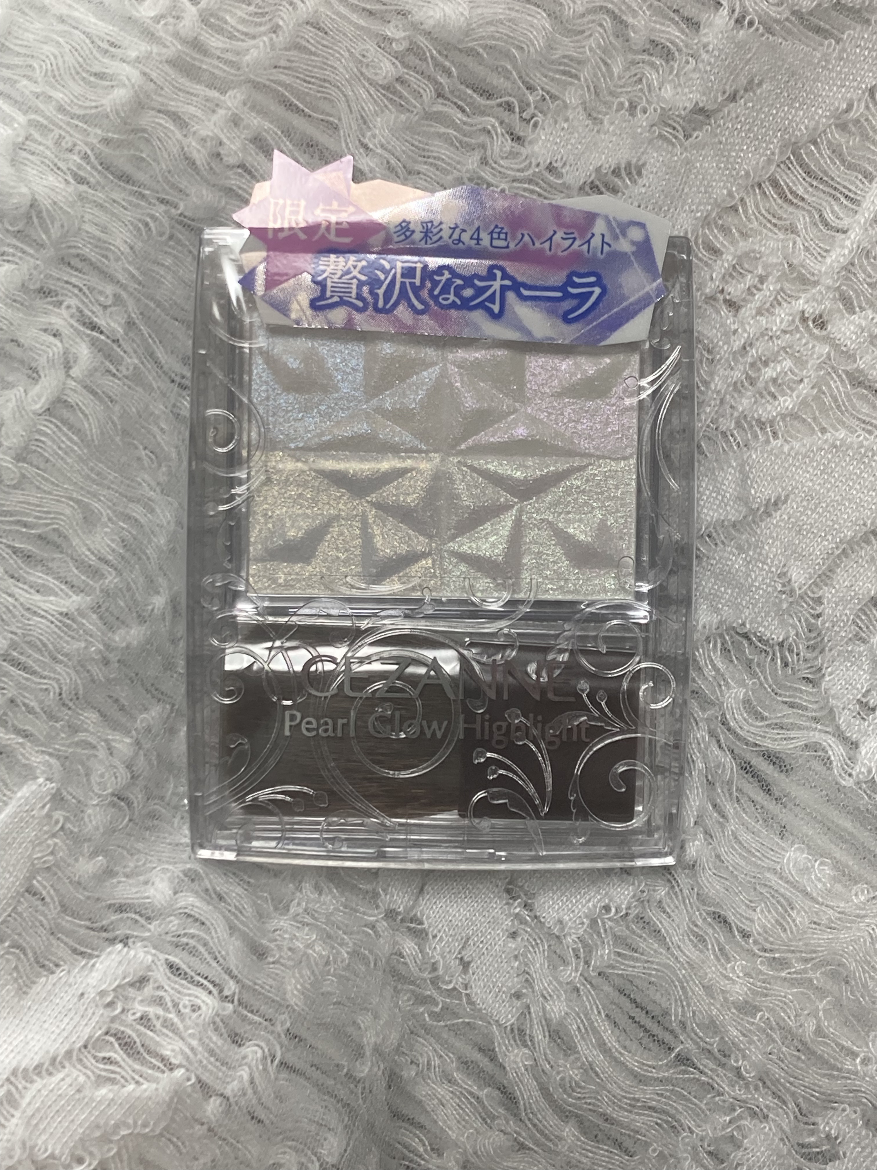 CEZANNE パールグロウハイライト

【使った商品】
パールグロウハイライト SP3

【商品の特徴】
¥847円(税込) 限定色 4色入 
美容保湿成分配合 ブラシ付属

【使用感】
パッと見、雪の様な白っぽい美しい
ハイライト
角度