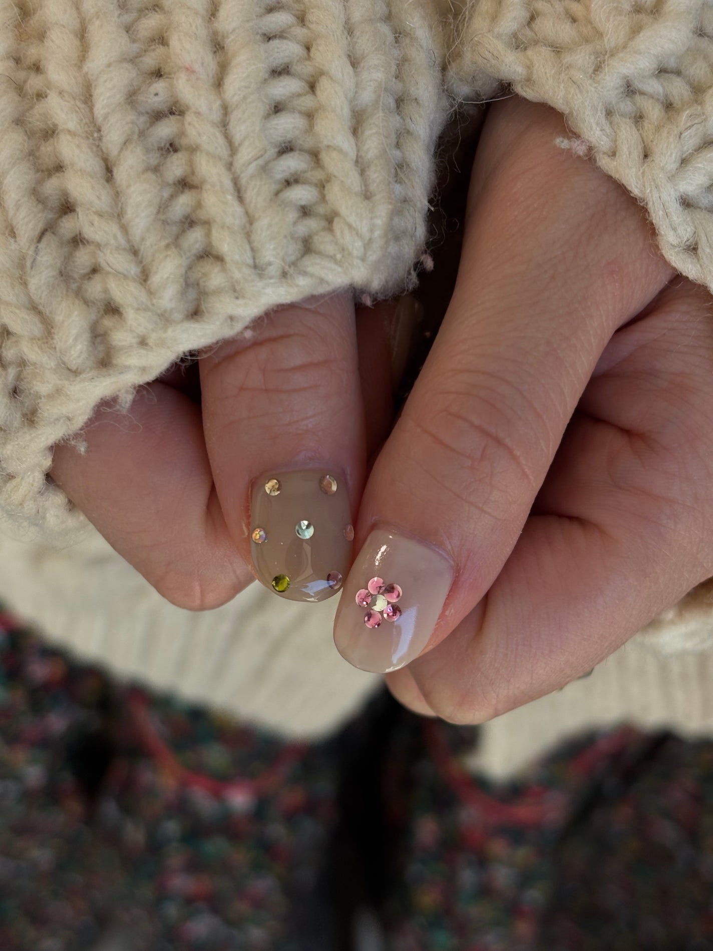 夏美🍉フォロバ on LIPS 「【ビジューたっぷりクリスマスネイル】ベースはワントーンにしてカ..」(4枚目)