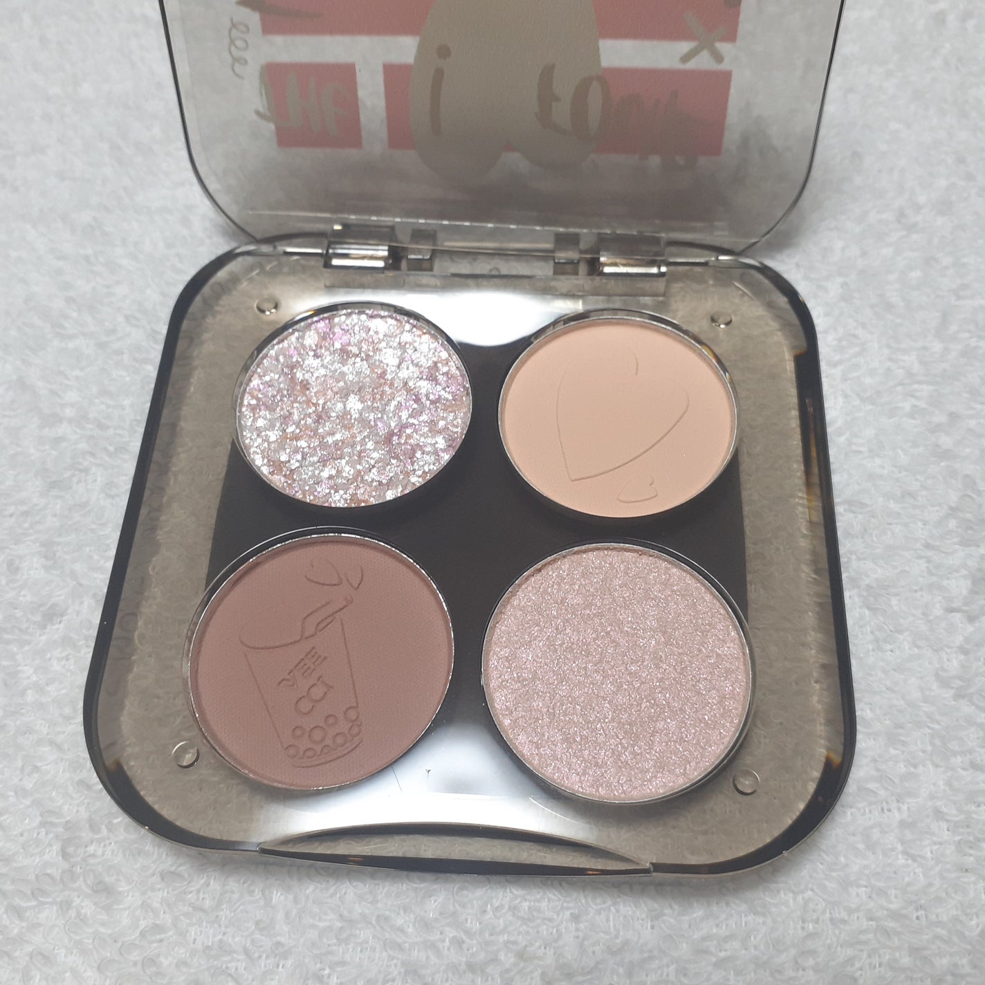 スカーレットハートシリーズ4色アイシャドウ/VEECCI/アイシャドウパレットを使ったクチコミ(3枚目)