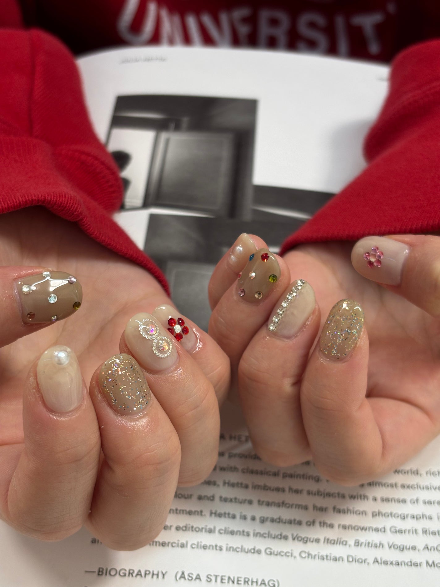 夏美🍉フォロバ on LIPS 「【ビジューたっぷりクリスマスネイル】ベースはワントーンにしてカ..」(3枚目)