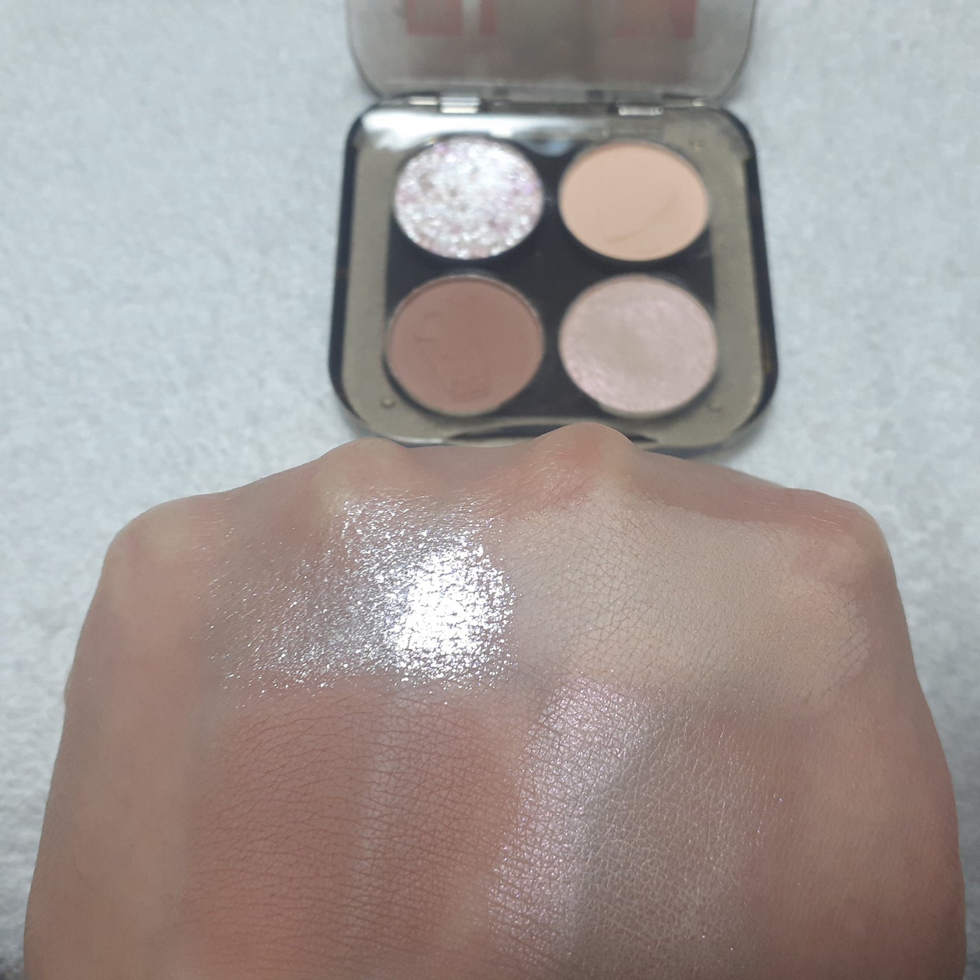 スカーレットハートシリーズ4色アイシャドウ/VEECCI/アイシャドウパレットを使ったクチコミ(4枚目)