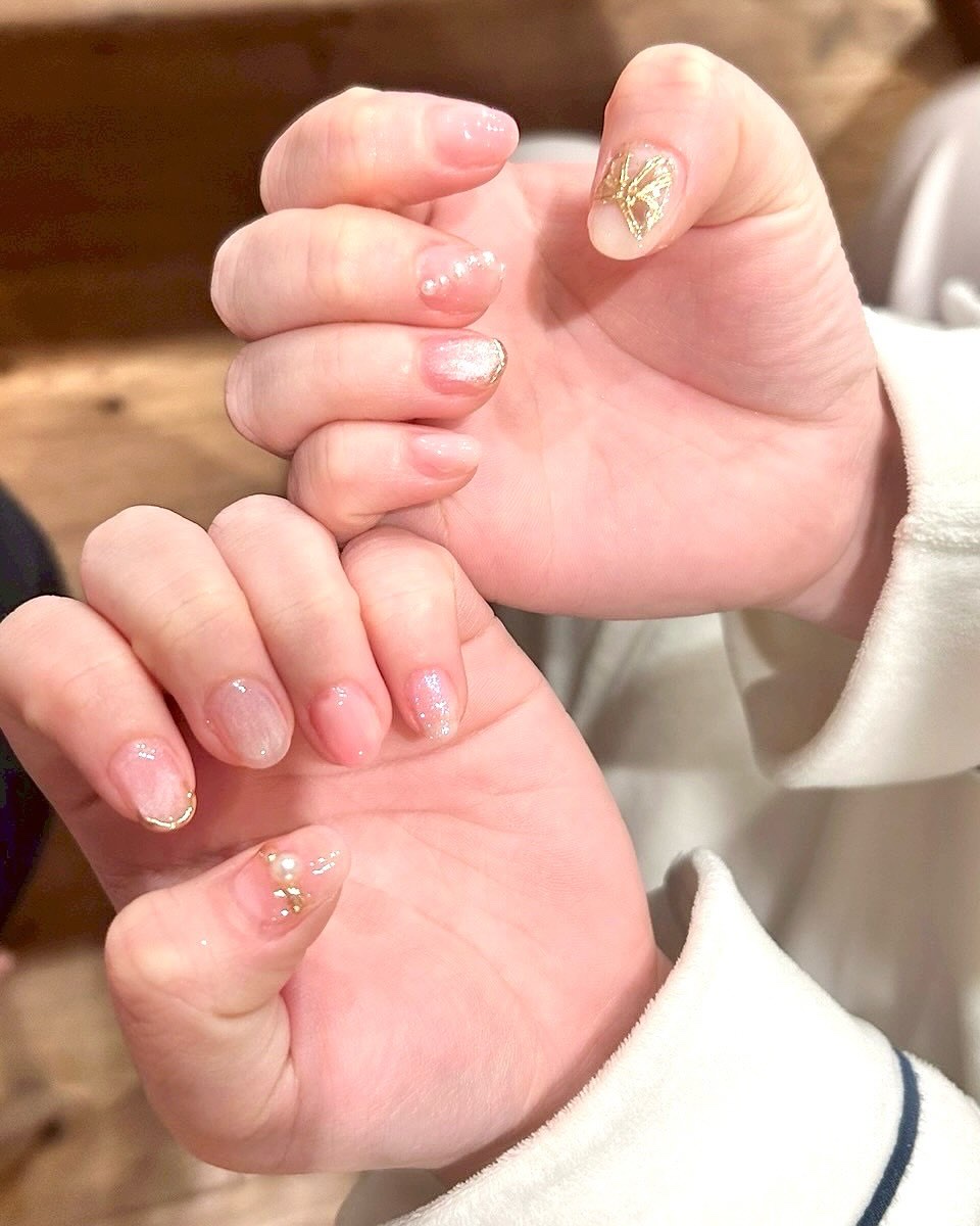 大人っぽい上品で可愛いピンクネイル‪𓂃 𓈒𓏸

1枚目の右手の親指のリボンと
左手の親指のリングっぽい
デザインがお気に入りです♡
指先の金の縁も可愛い𓂃 𓈒𓏸 𓋜
これはお姉ちゃんにやって
もらいました‎‪‎‪𓍯 ‬

2