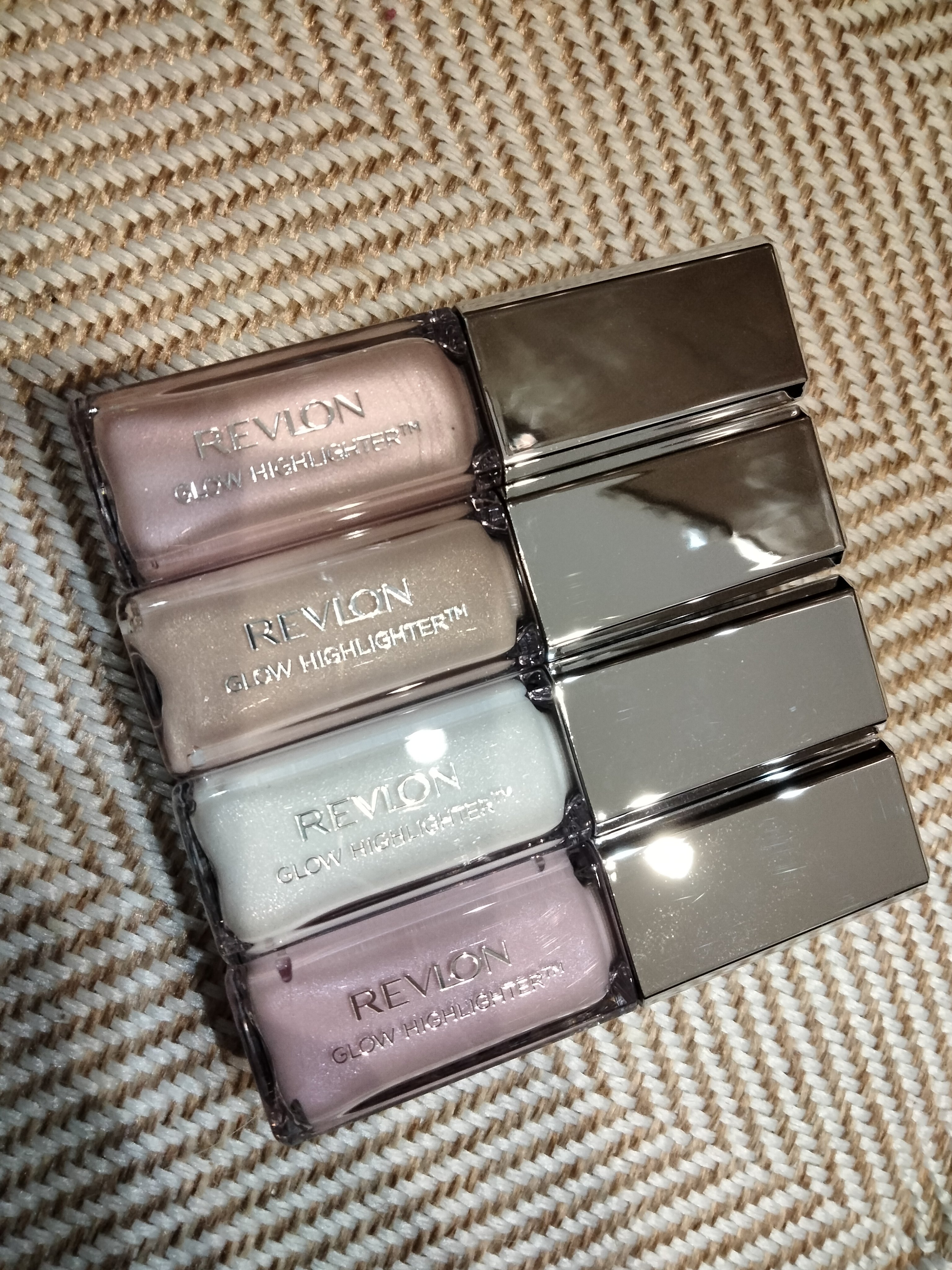 レブロン グロウ ハイライター 003 ダイヤモンド ホワイト/REVLON/リキッドハイライトを使ったクチコミ（2枚目）