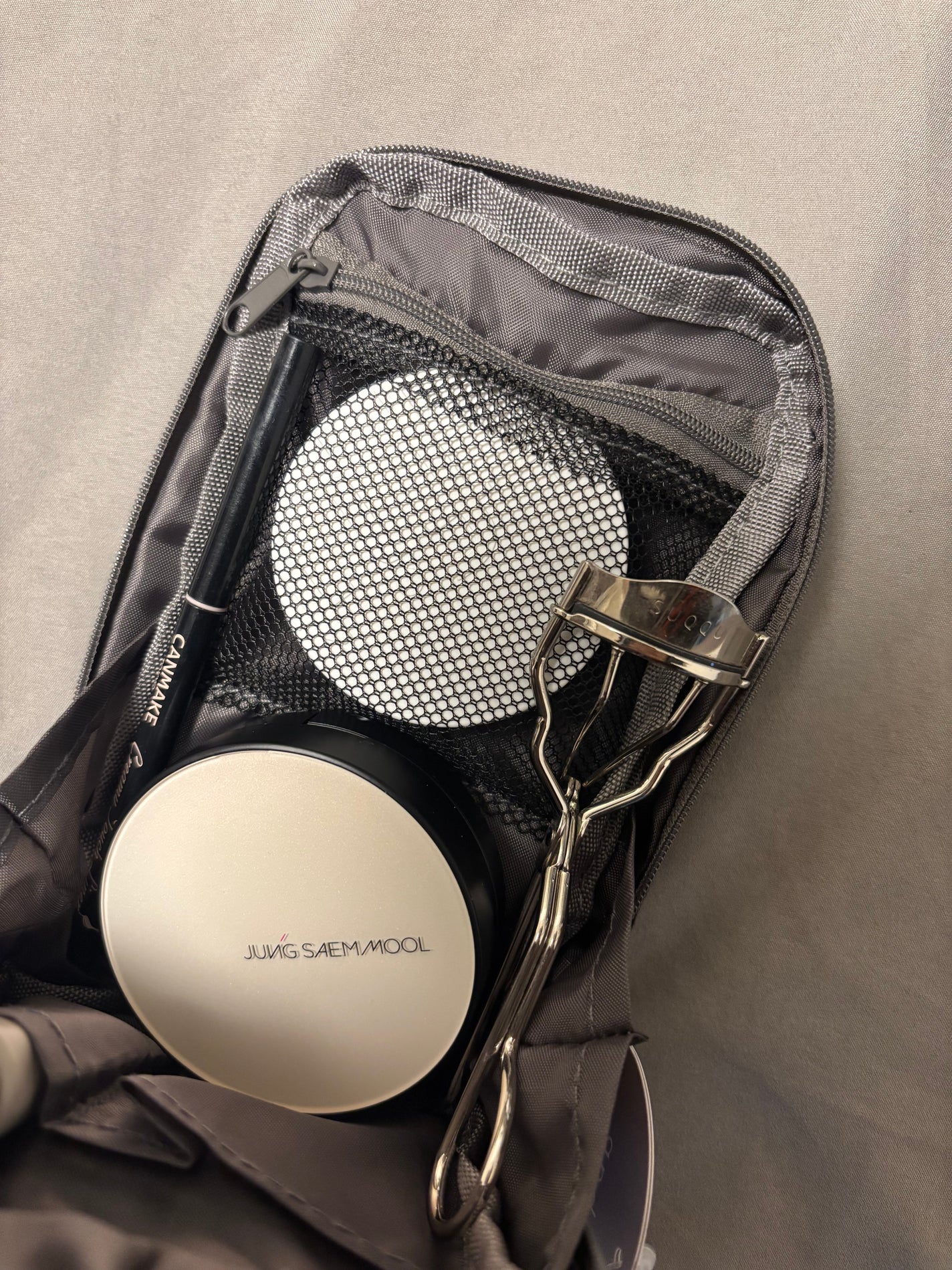 自立する縦型ポーチ/3COINS/化粧ポーチを使ったクチコミ(4枚目)