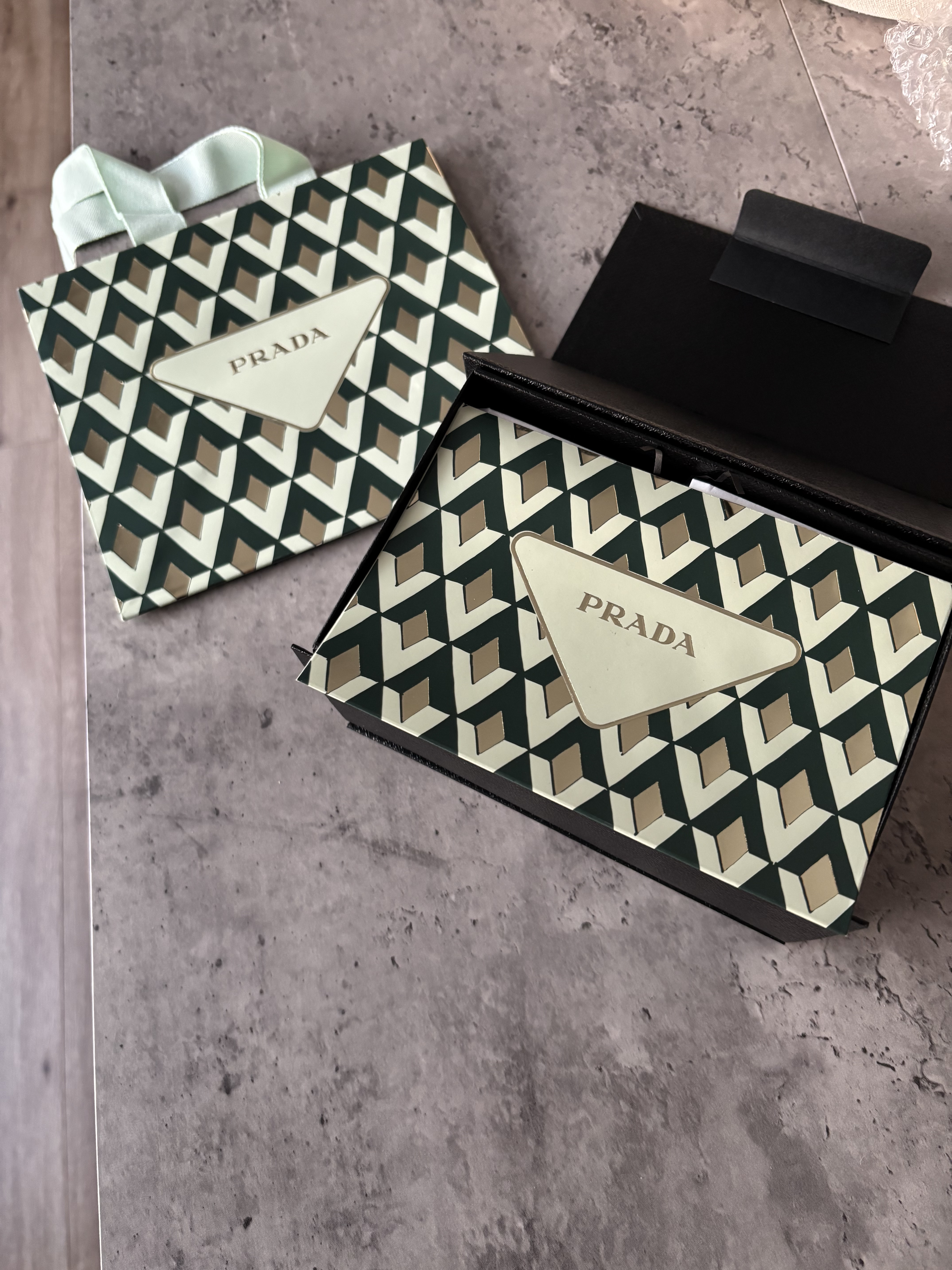 PRADA BEAUTY モノクローム ウェイトレス リップカラー(スムース ナイロン)のクチコミ「PRADA BEAUTY
モノクローム ウェイトレス リップカラー

B10 を3本？
同じカ.....」（3枚目）