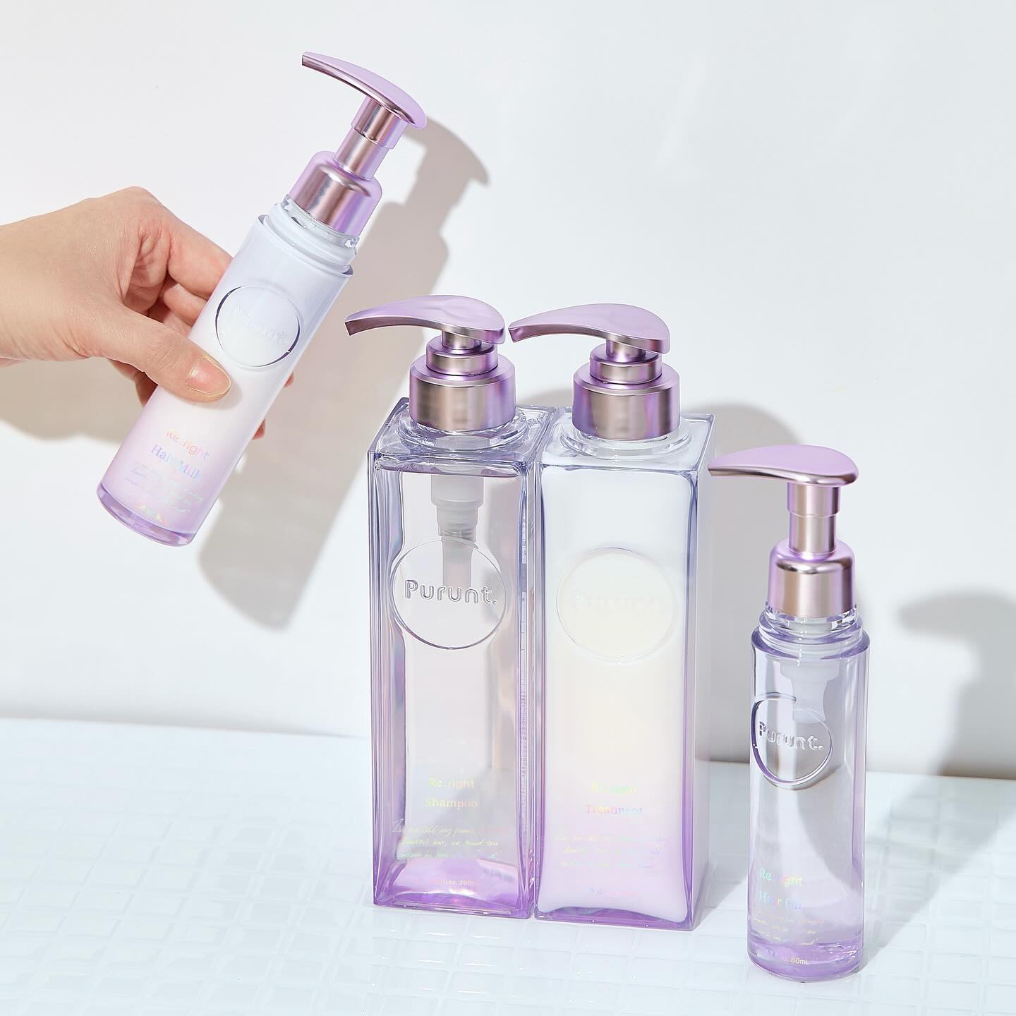 ブルーとパープルカラーのグラデーションボトルが特徴的なRe:right（リライト）シリーズ🦋💜
⁡
96%美容液成分配合＊で、うるおいとツヤのある髪に整えます💇🏻‍♀️✨
⁡
大好評の2種類のアウトバストリートメントは、単品使いはも