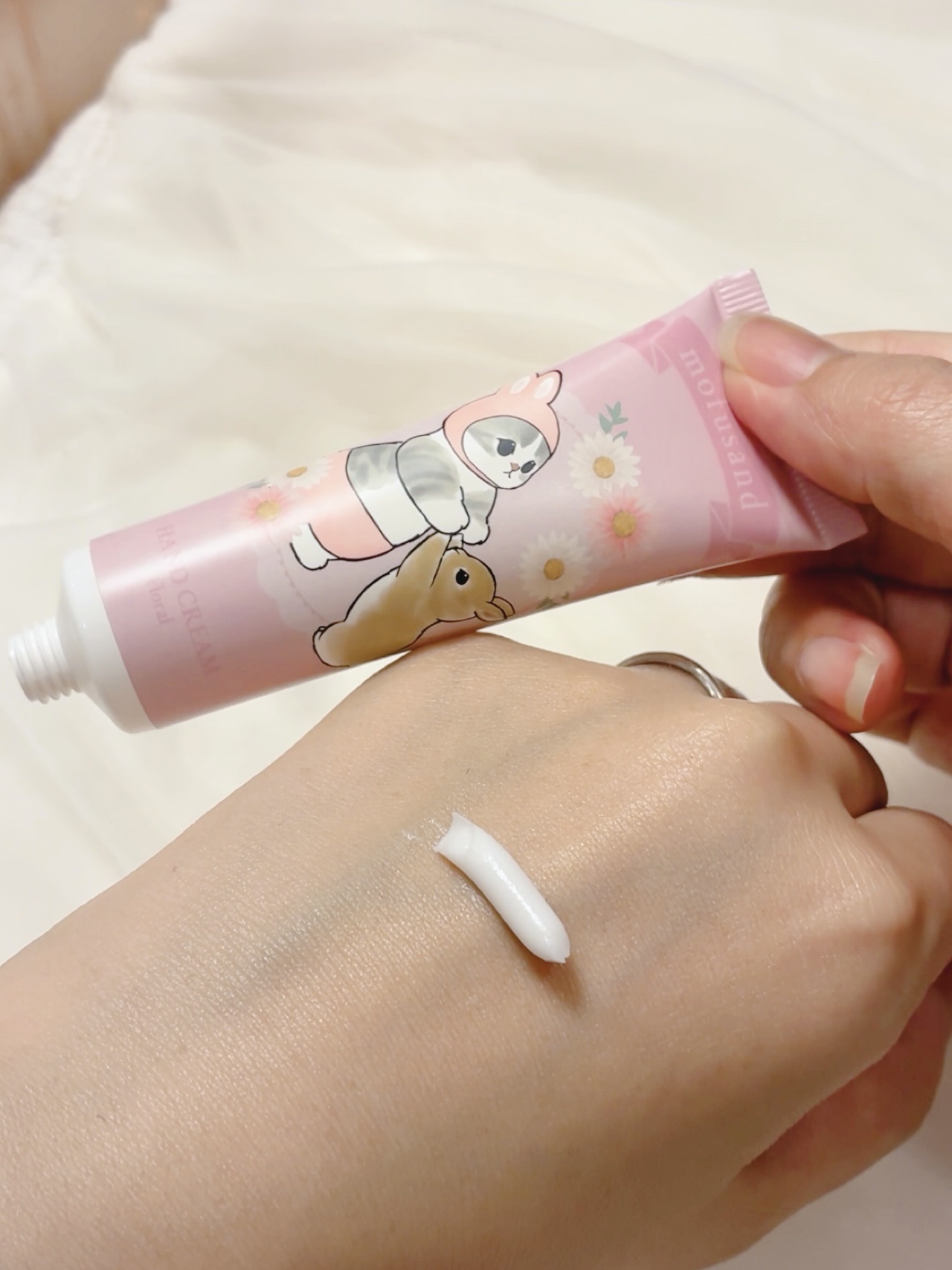 SHOBIDO MDハンドクリーム<うさにゃん> フローラルの香りのクチコミ「完全なるパケ買い
この猫ちゃんが可愛くて
使用感、香りとも
普通かなと
伸びがよくしっとり
少.....」（2枚目）