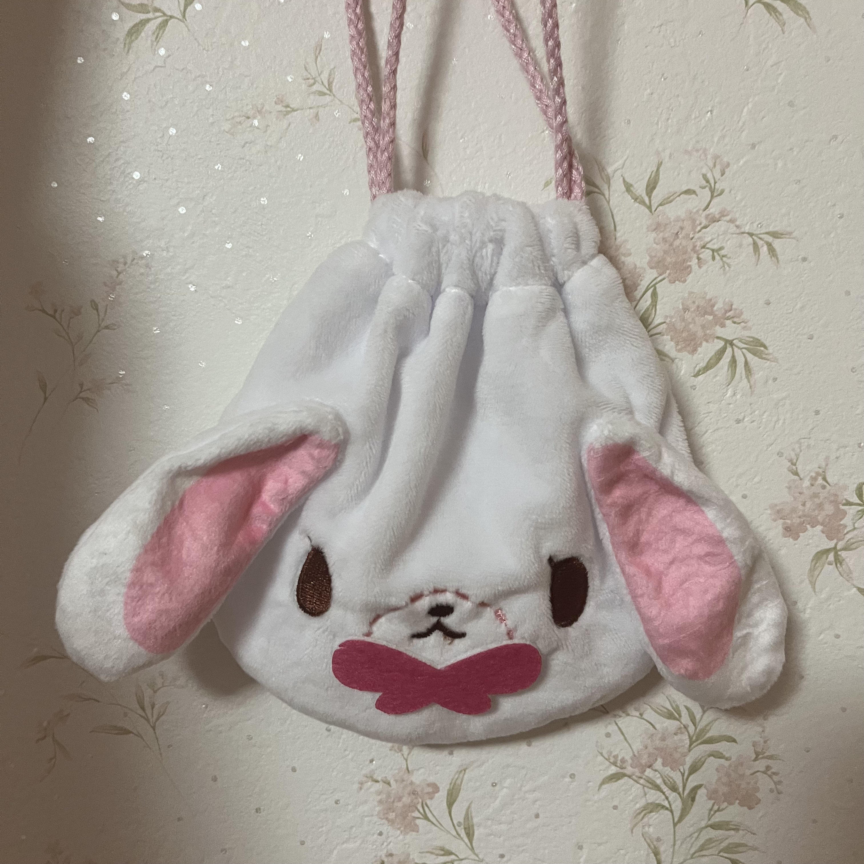 ガチャガチャで発見した💡
シュガーバニーズのふわふわ巾着🥰
ちょうどいいサイズ感でお直しのメイク用品の持ち歩きにぴったり！！