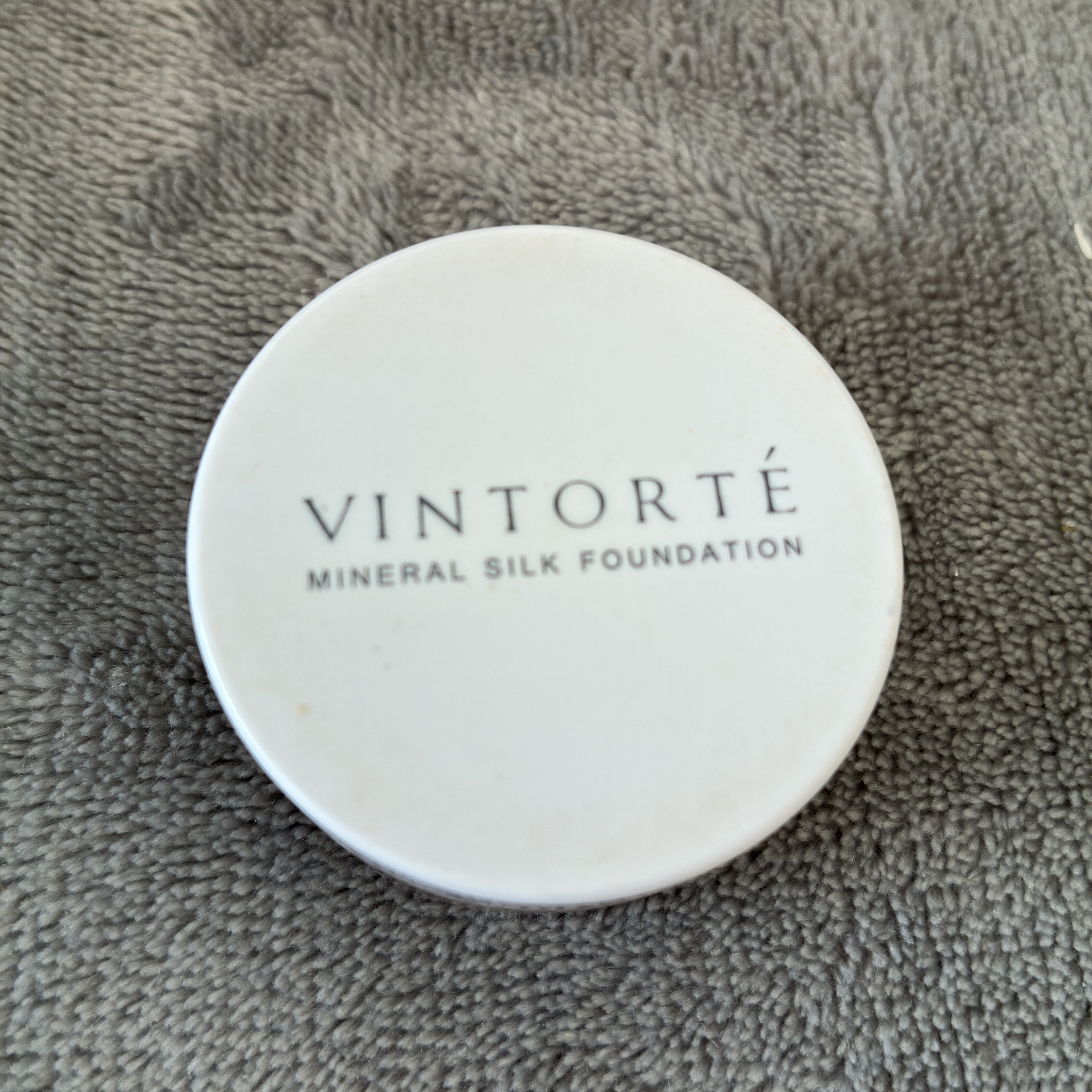ミネラルシルクファンデーション（ケース・パフ付） ハイライトベージュ/ヴァントルテ/パウダーファンデーションを使ったクチコミ（1枚目）