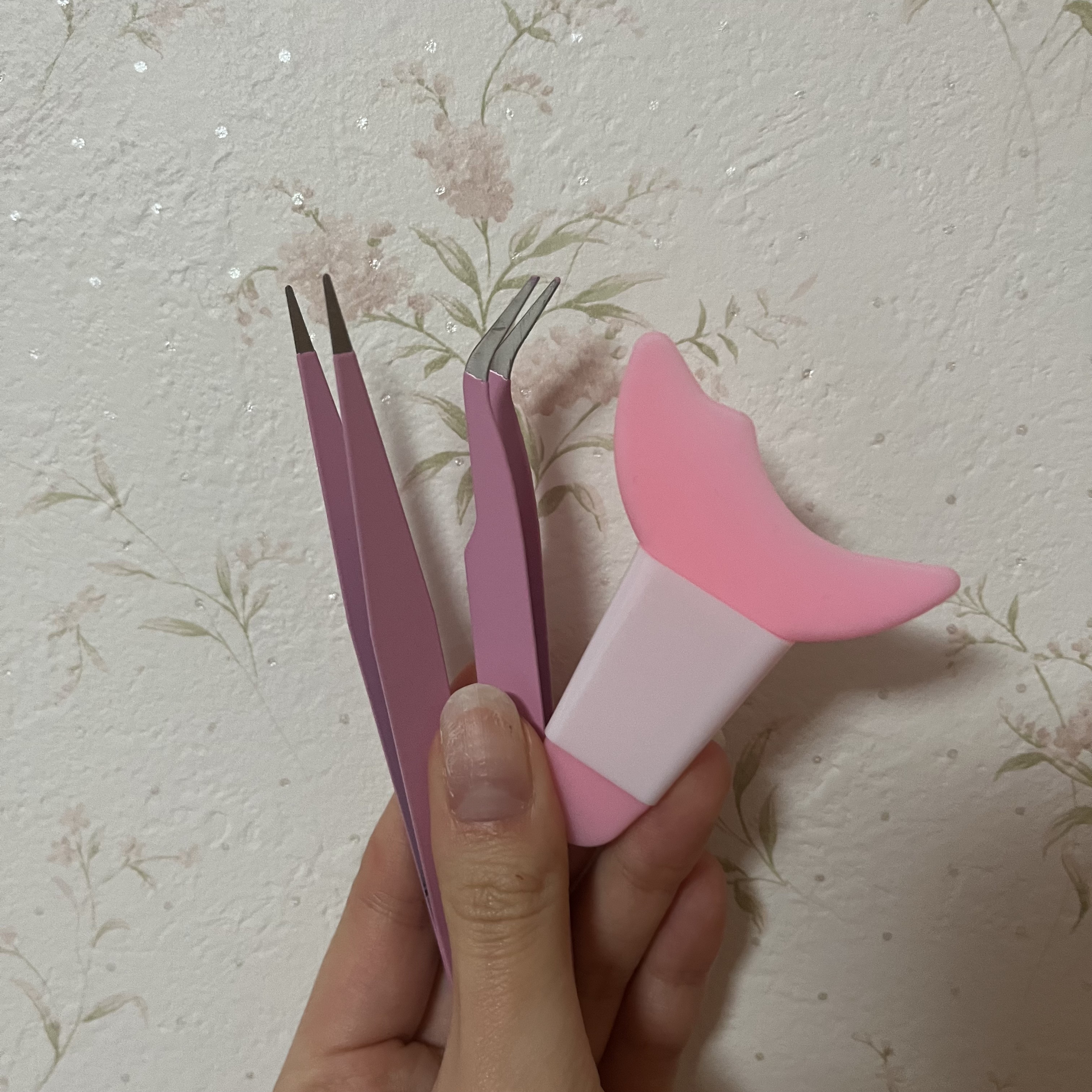 SHEINで購入したメイクツール💄
束間まつ毛用のピンセットとマスカラが肌に付かないようのシリコン！