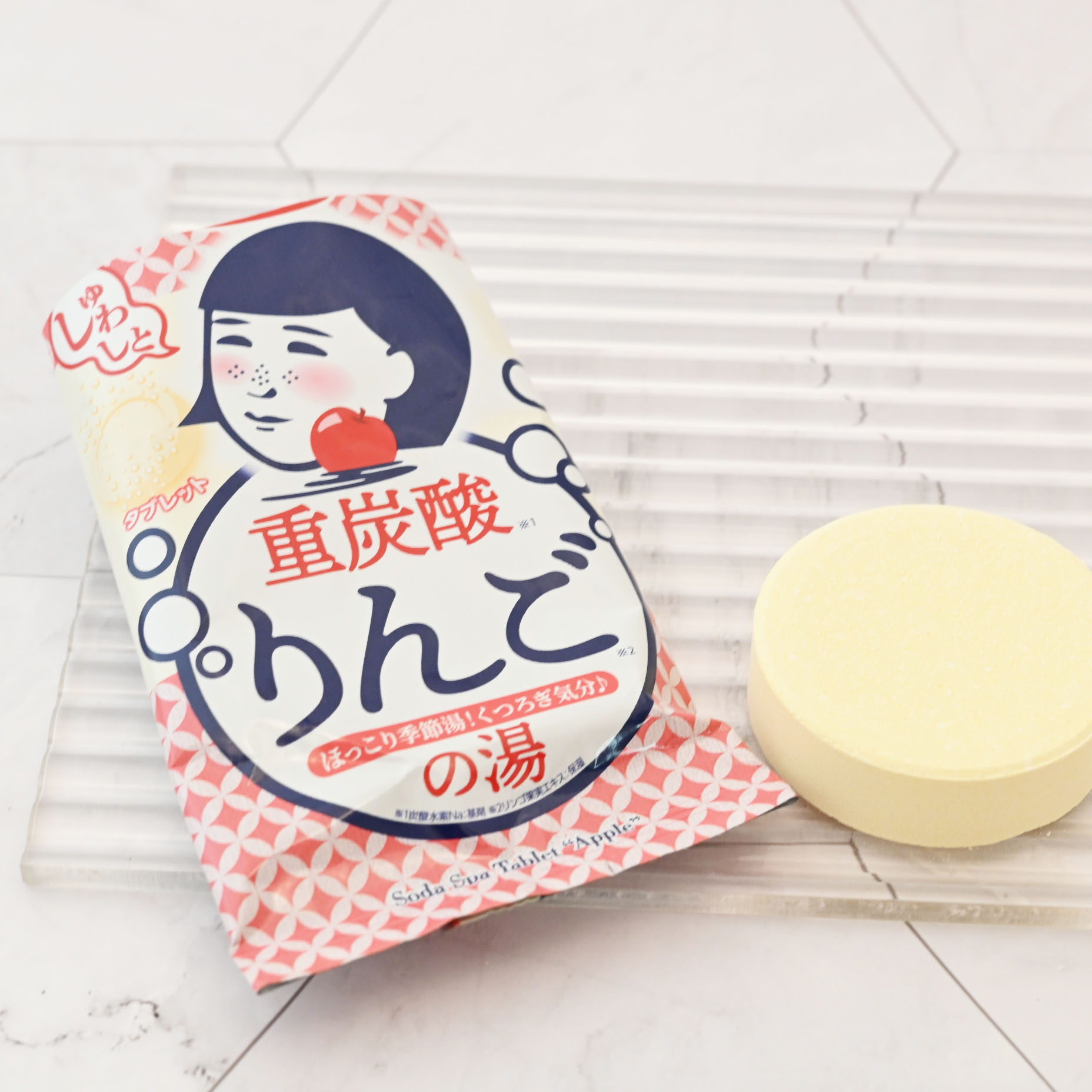 温泉撫子 温泉撫子 重炭酸の湯 りんごのクチコミ「
撫子ちゃんが可愛いパッケージです💖
袋を開けてだしてみると固形タイプの入浴剤です。
袋を開け.....」（2枚目）