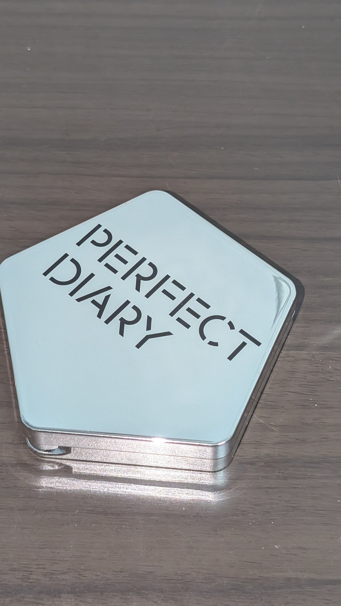 スターダストダイヤモンドハイライトパウダー N01 シルバーホワイト/PERFECT DIARY/パウダーハイライトを使ったクチコミ（1枚目）