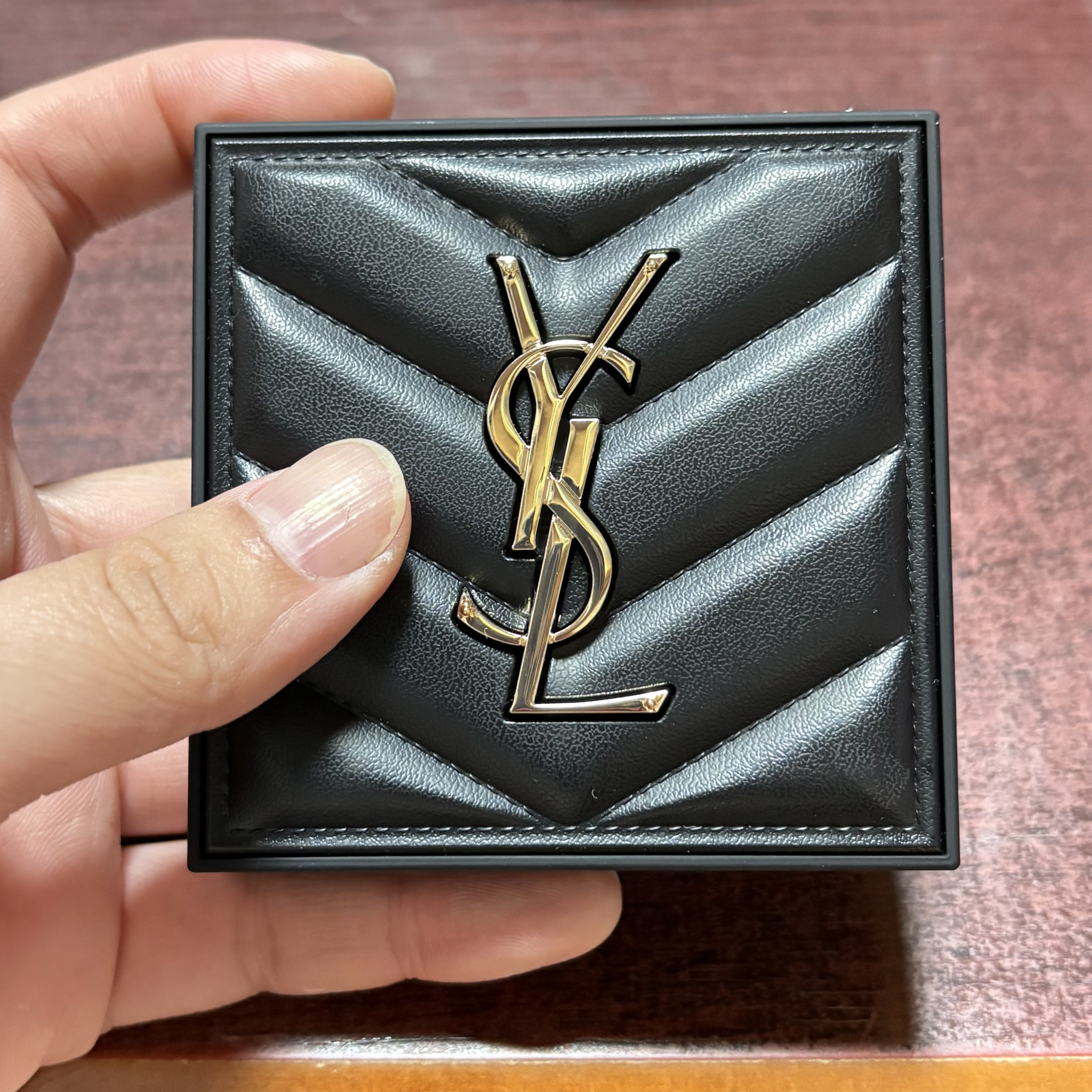YVES SAINT LAURENT BEAUTE オールアワーズ ハイパープレストパウダーのクチコミ「日頃使っている、YSLのフェイスパウダーのご紹介です！
フェイスパウダーはEleganceが有.....」（1枚目）