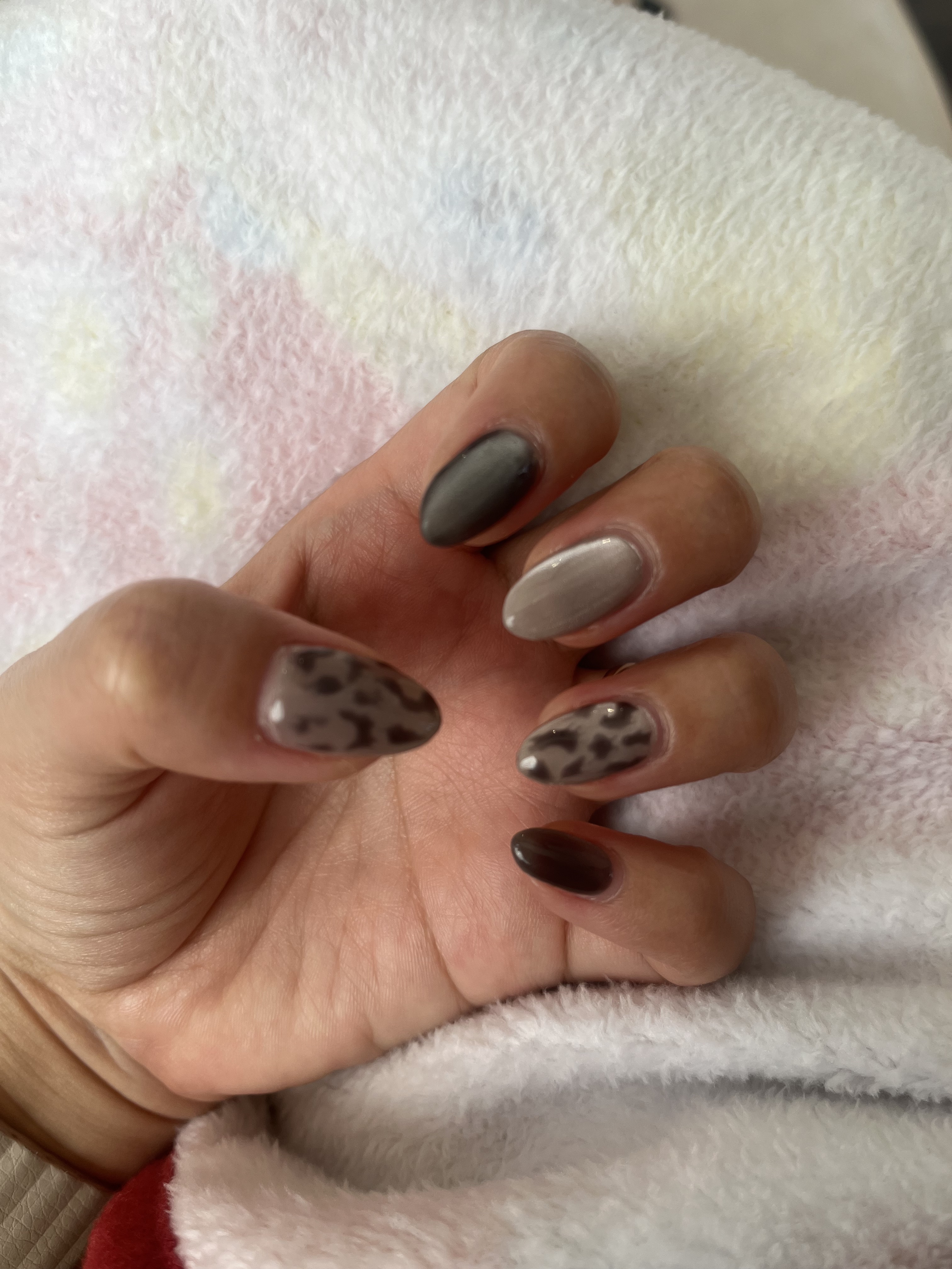 グレーレオパードネイル💅

だいぶ伸びてきちゃってますが
グレーが好きなのでお気に入り🫶
職業柄あまり長い爪は良くないので
短くしてもう一度このデザインにします！笑

2週間後くらいにクリスマスネイルにします🫶

#ニット映えネイル 