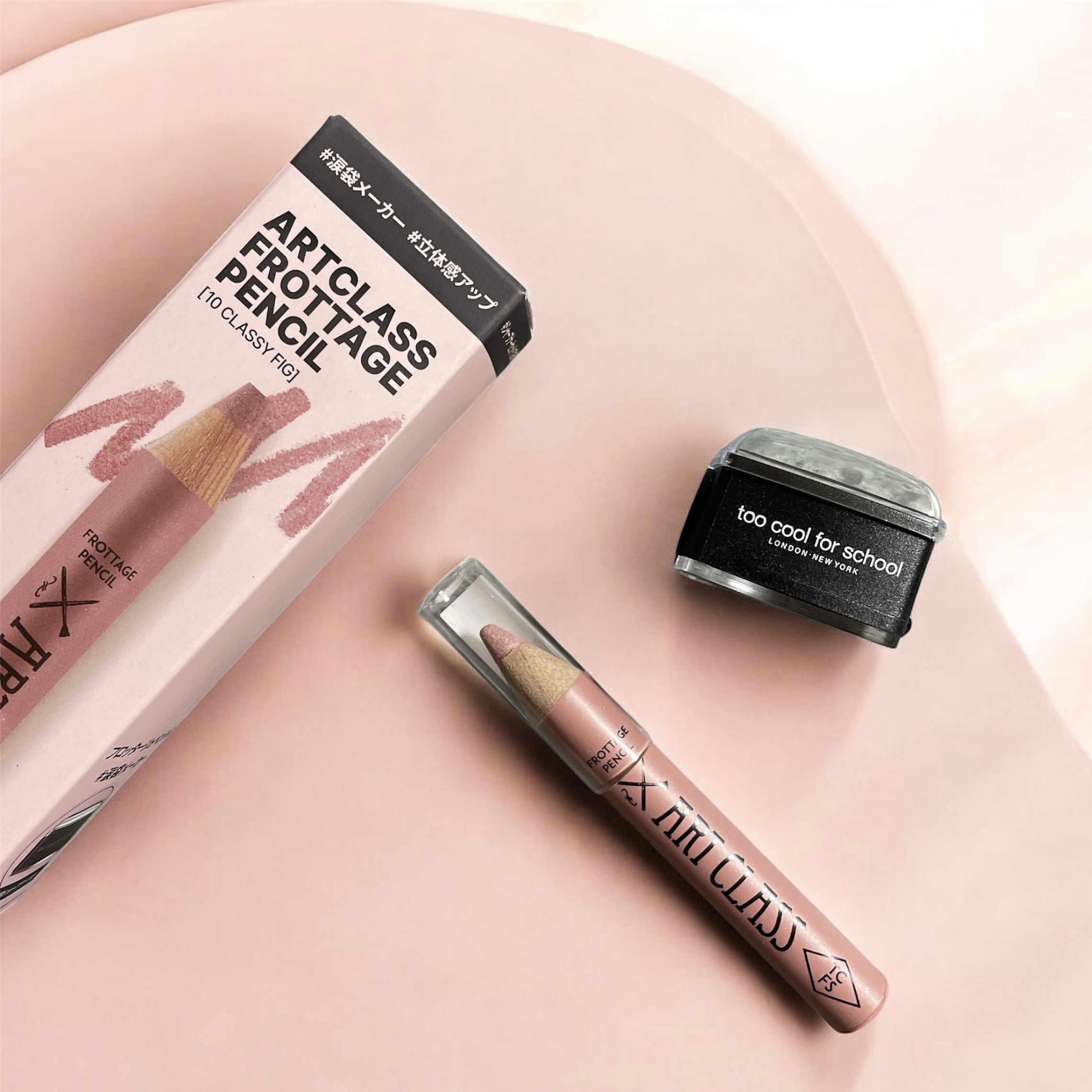too cool for school▸▸アートクラス フロッタージュペンシル10 ClassyFig

滲みやすいとか落ちやすいとか口コミ見てて悩んでたんですがついに購入

個人的にはリピート予定です

スルスルと描きやすいですしラメも程