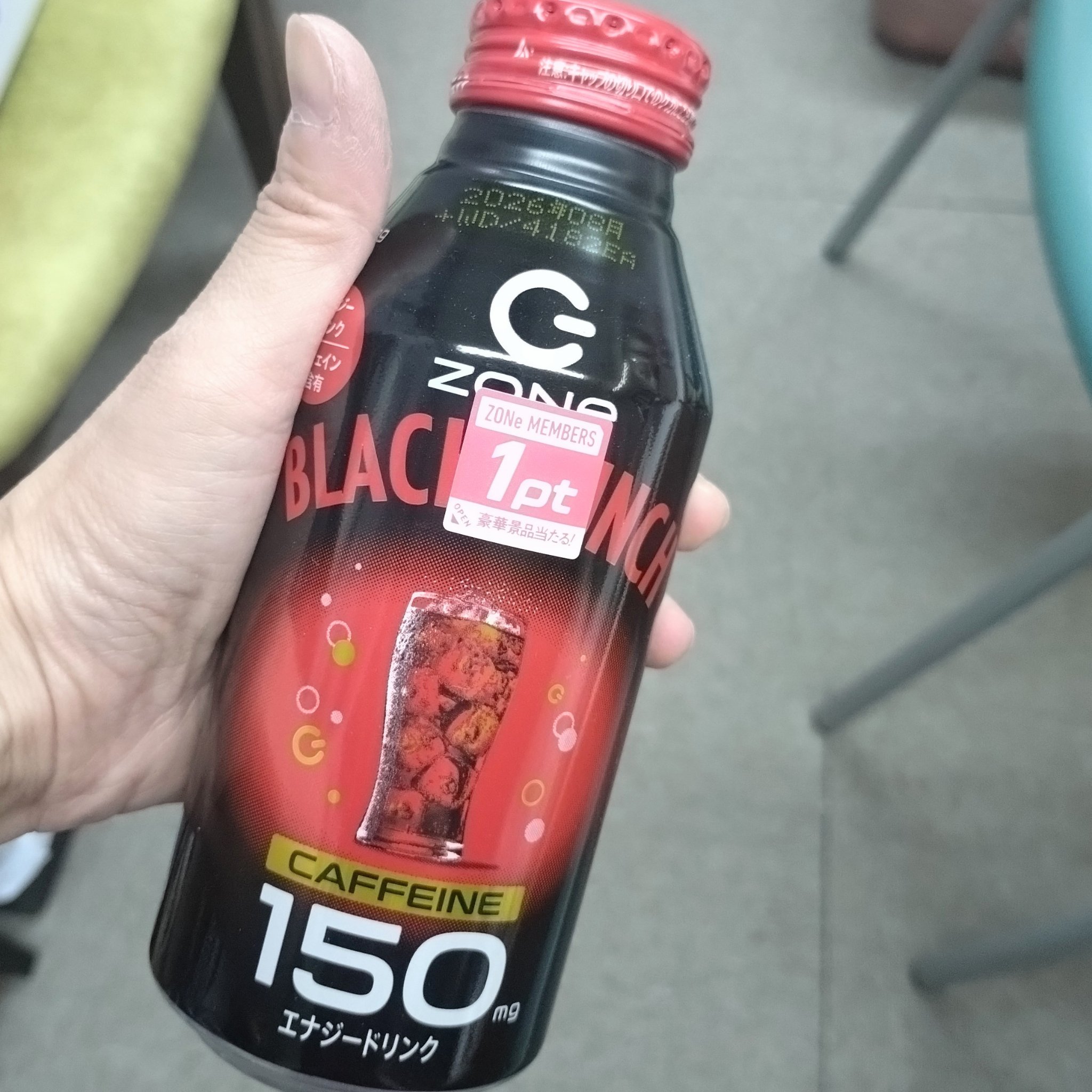 コーラ系の味がするZONeです！
ZONEは量が多いから好きなのですが、カフェインも多いので、氷を沢山入れてから飲んでいます！
元気が欲しい時に！
ただ、糖分が気になるから、ご褒美的に飲んでいます。