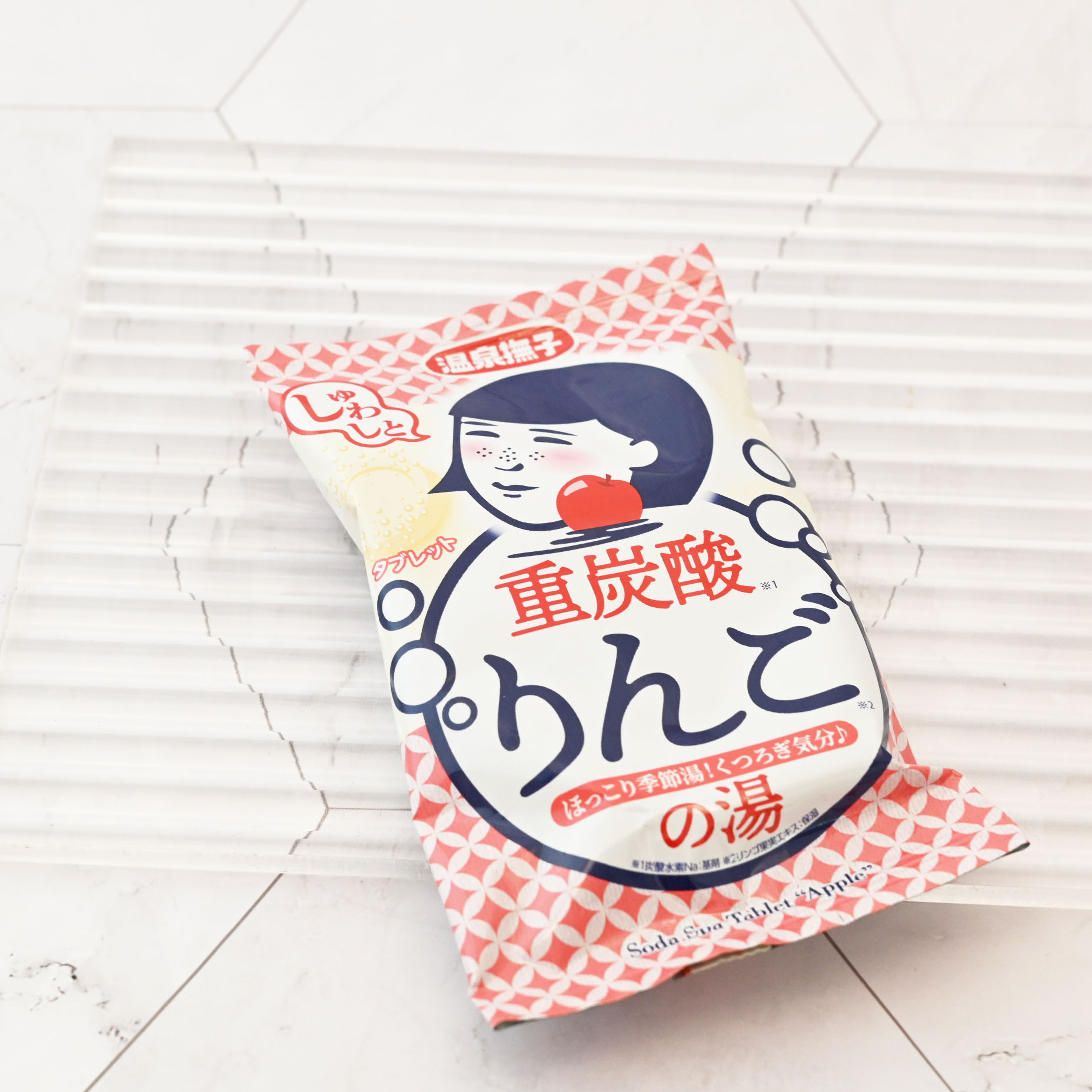 温泉撫子 温泉撫子 重炭酸の湯 りんごのクチコミ「
撫子ちゃんが可愛いパッケージです💖
袋を開けてだしてみると固形タイプの入浴剤です。
袋を開け.....」（1枚目）