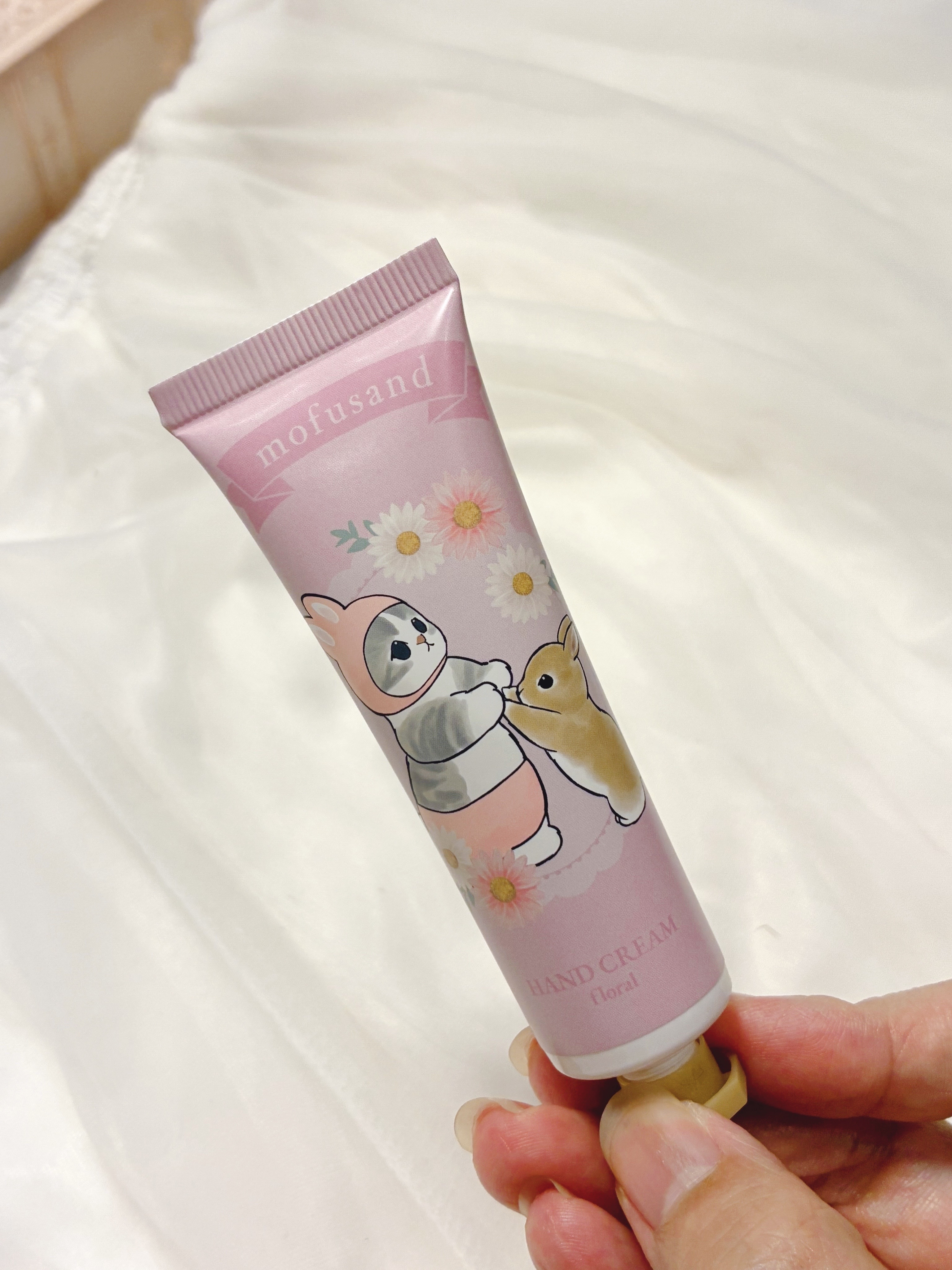 SHOBIDO MDハンドクリーム<うさにゃん> フローラルの香りのクチコミ「完全なるパケ買い
この猫ちゃんが可愛くて
使用感、香りとも
普通かなと
伸びがよくしっとり
少.....」（1枚目）