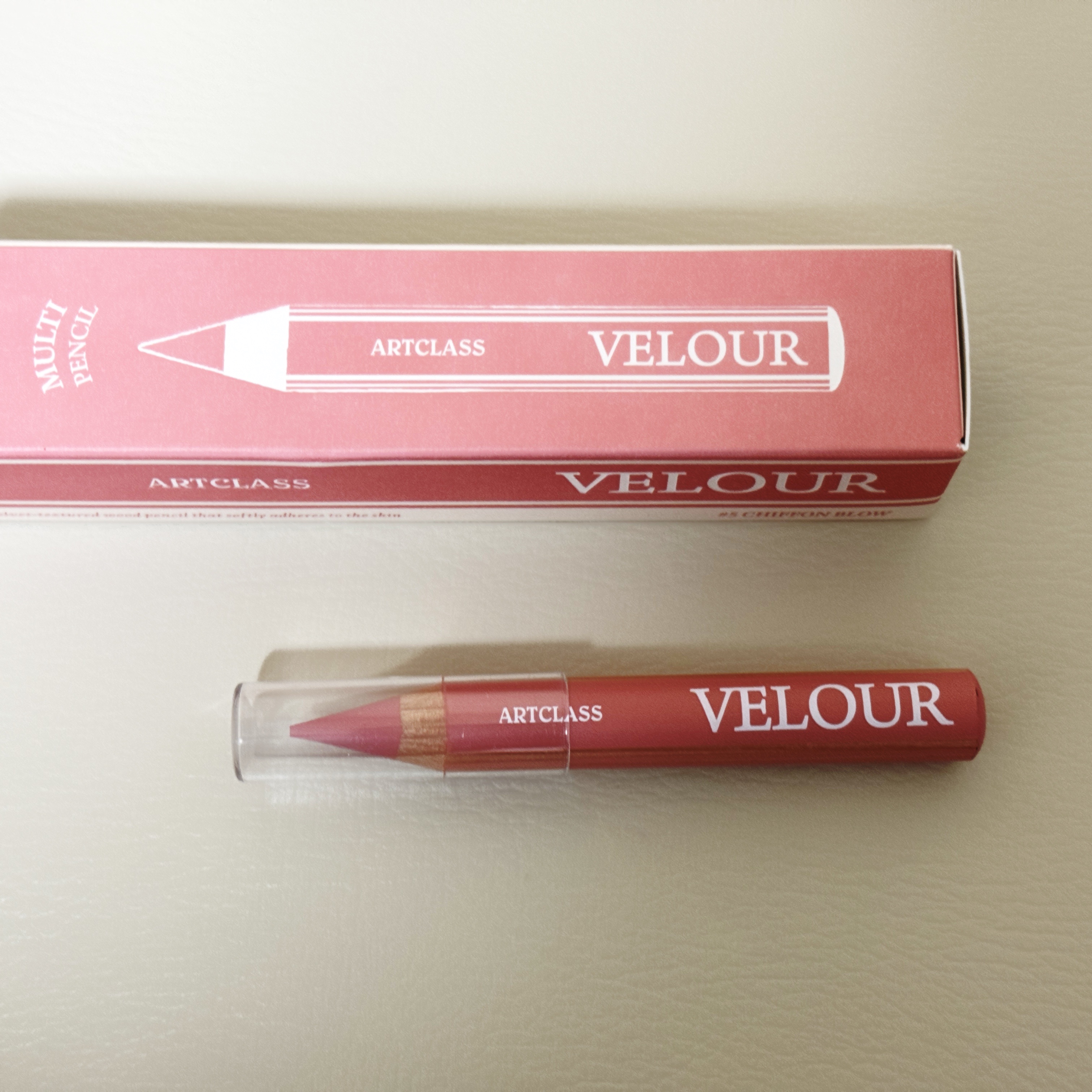 too cool for school
VELOUR PENCIL
  5 CHIFFON BLOW


情報があまりなかったので、カラー迷いにまよって5にしてみました！

可愛いピンクで、リップのフチやオーバーリップとして使うにも違和感な