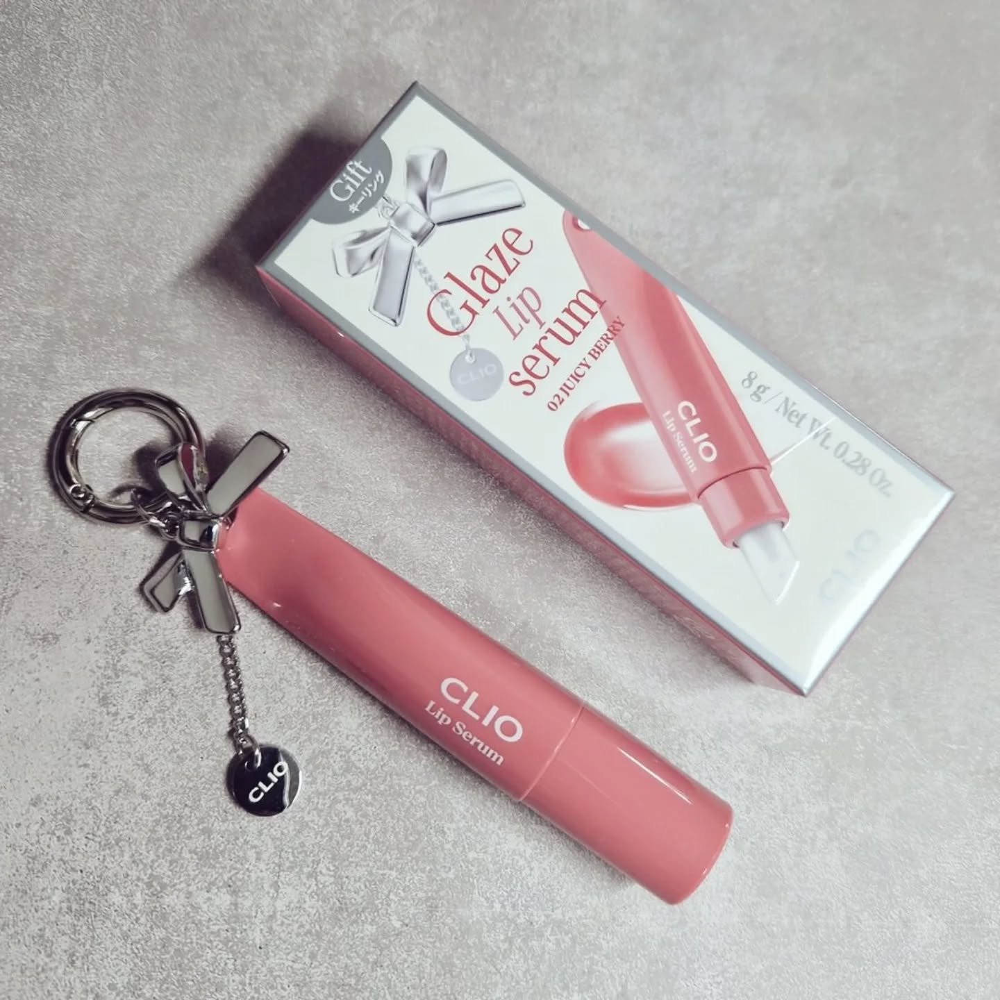 #PR #CLIO #LIPSプレゼント 
グレーズリップセラム 02 ジューシーベリー🍓💞
チャーム付きでカバンにつけられるし、シリコンチップがついててそのまま唇に直接ぬりやすいカタチになってるよ〜〜！とぅるんとしてかわいい！🥹💄