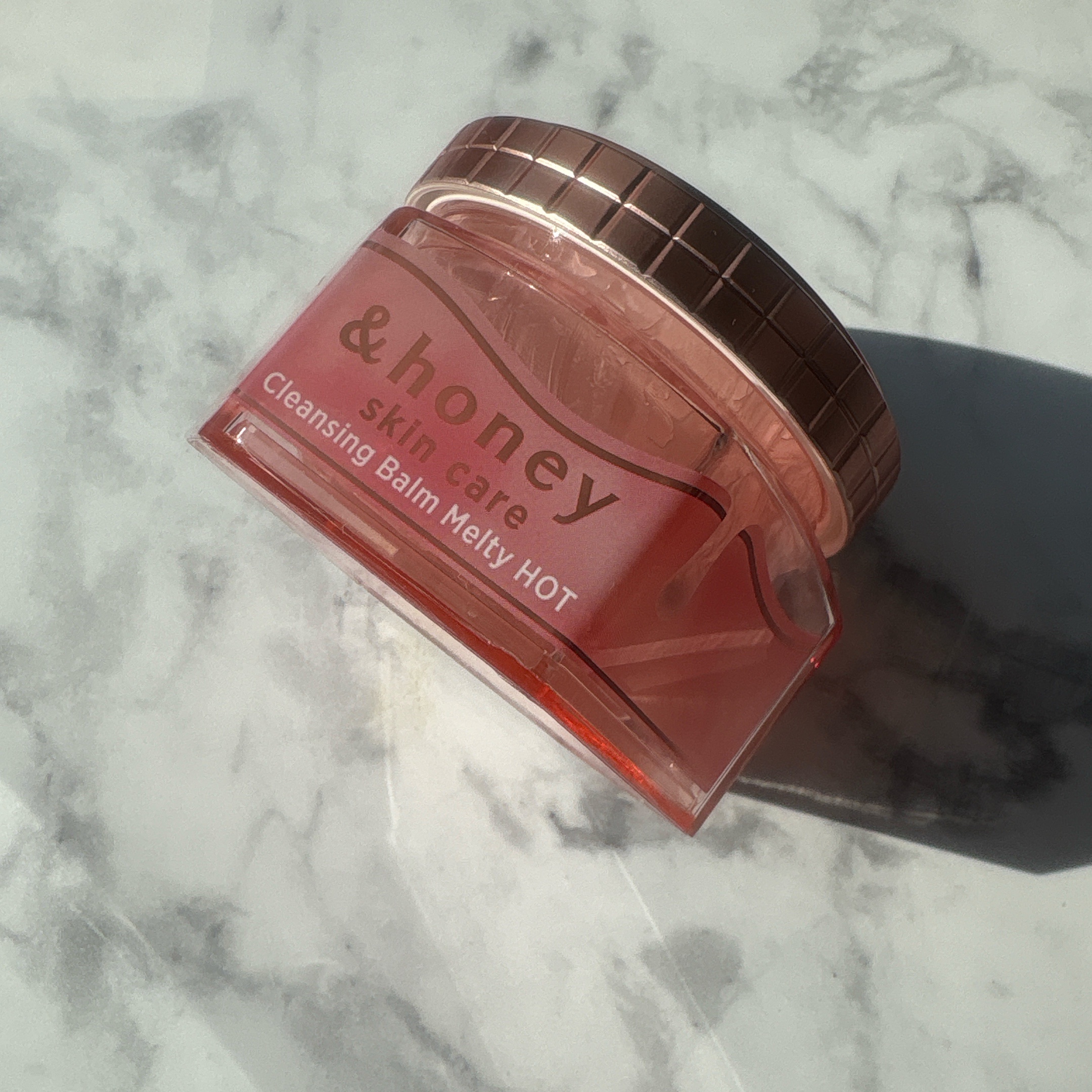 ＼温感タイプ！？／

温感で毛穴づまりを浮かせて、肌トーンUPが期待できるアイテム。

くすみやかさつきケア用で “温感タイプ” とのことですが……
正直、温感はほんのり程度。

洗い上がりは少しヌメッとしていて、これは絶対に洗顔が必要！
