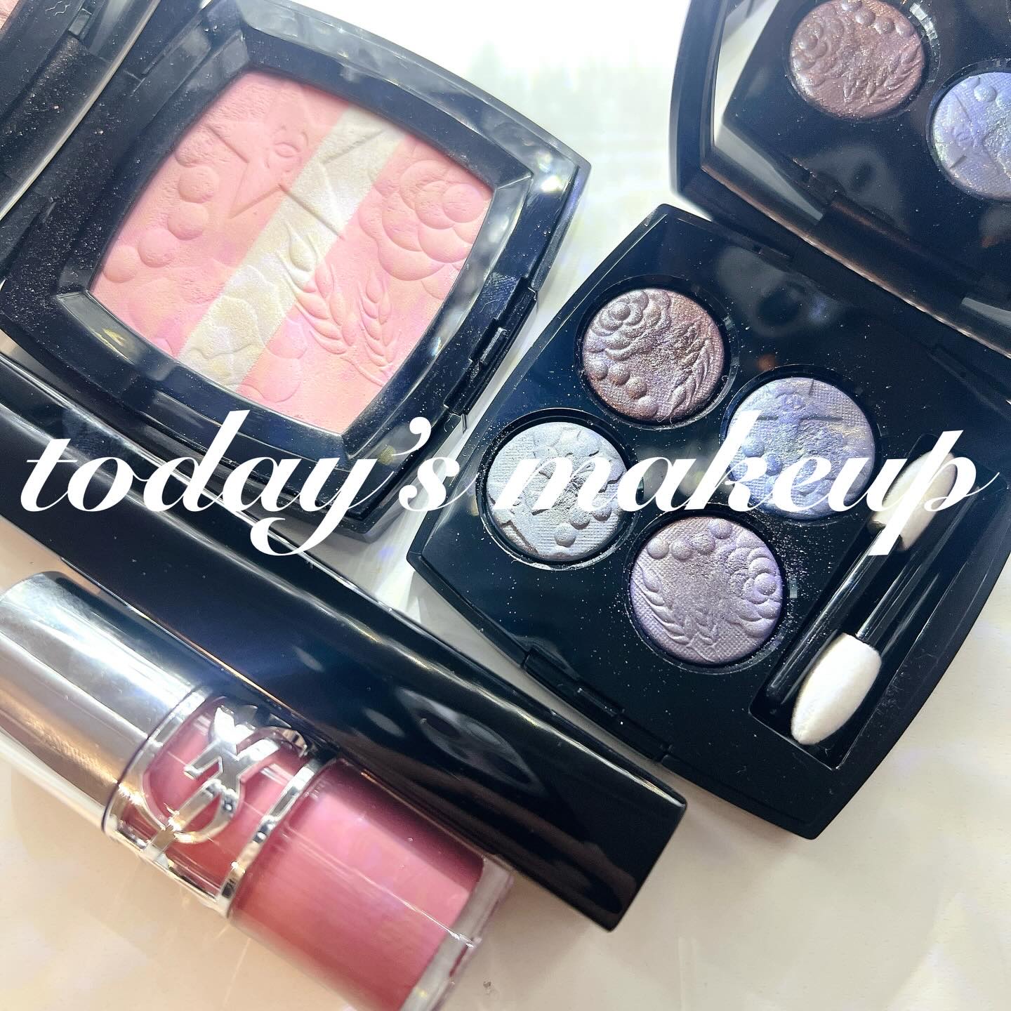 #今日のメイク　
⁡
@chanel.beauty 
✔︎ レキャトルオンブル
　｜397 ニュイアストラル
⁡
Day 3
2025CHANELホリデー🌌🌠
今回は右下ラベンダーと
右上明るめブルーハイライトでメイク。
⁡
目頭側のブ