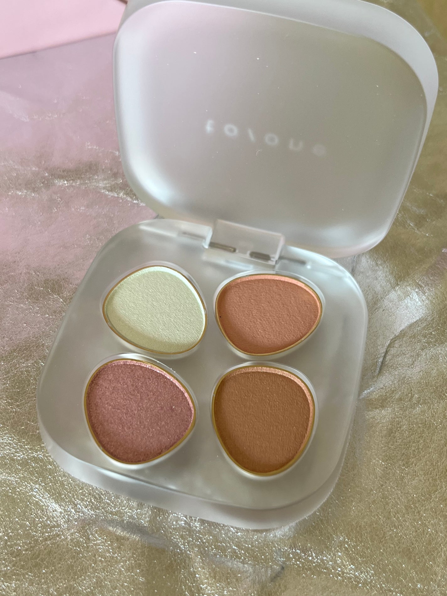 トーン ペタル フロート アイパレット/to/one/アイシャドウパレットを使ったクチコミ(1枚目)