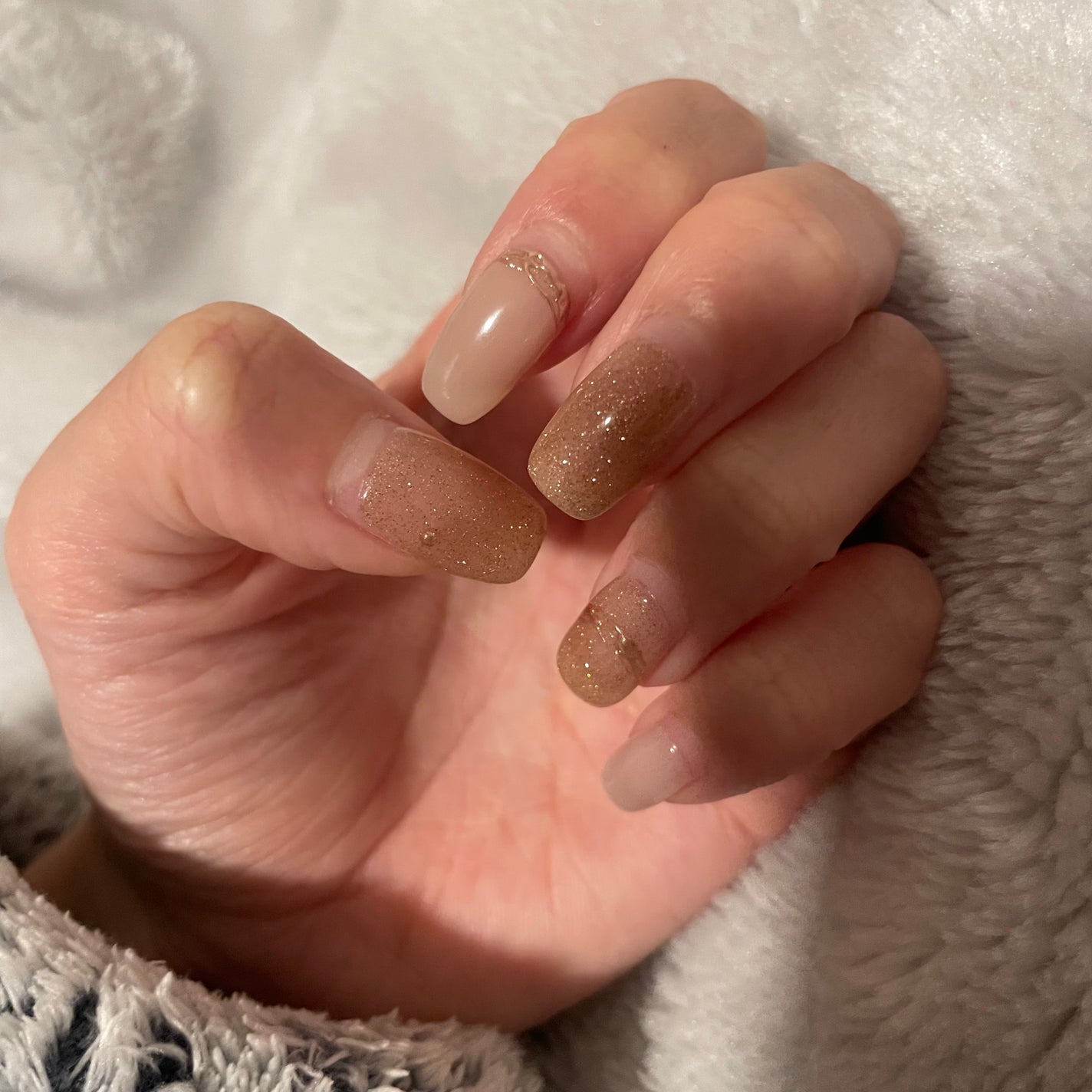 aina☺︎フォロバ on LIPS 「#ニット映えネイルキラキラが可愛いんだ♡..」(1枚目)