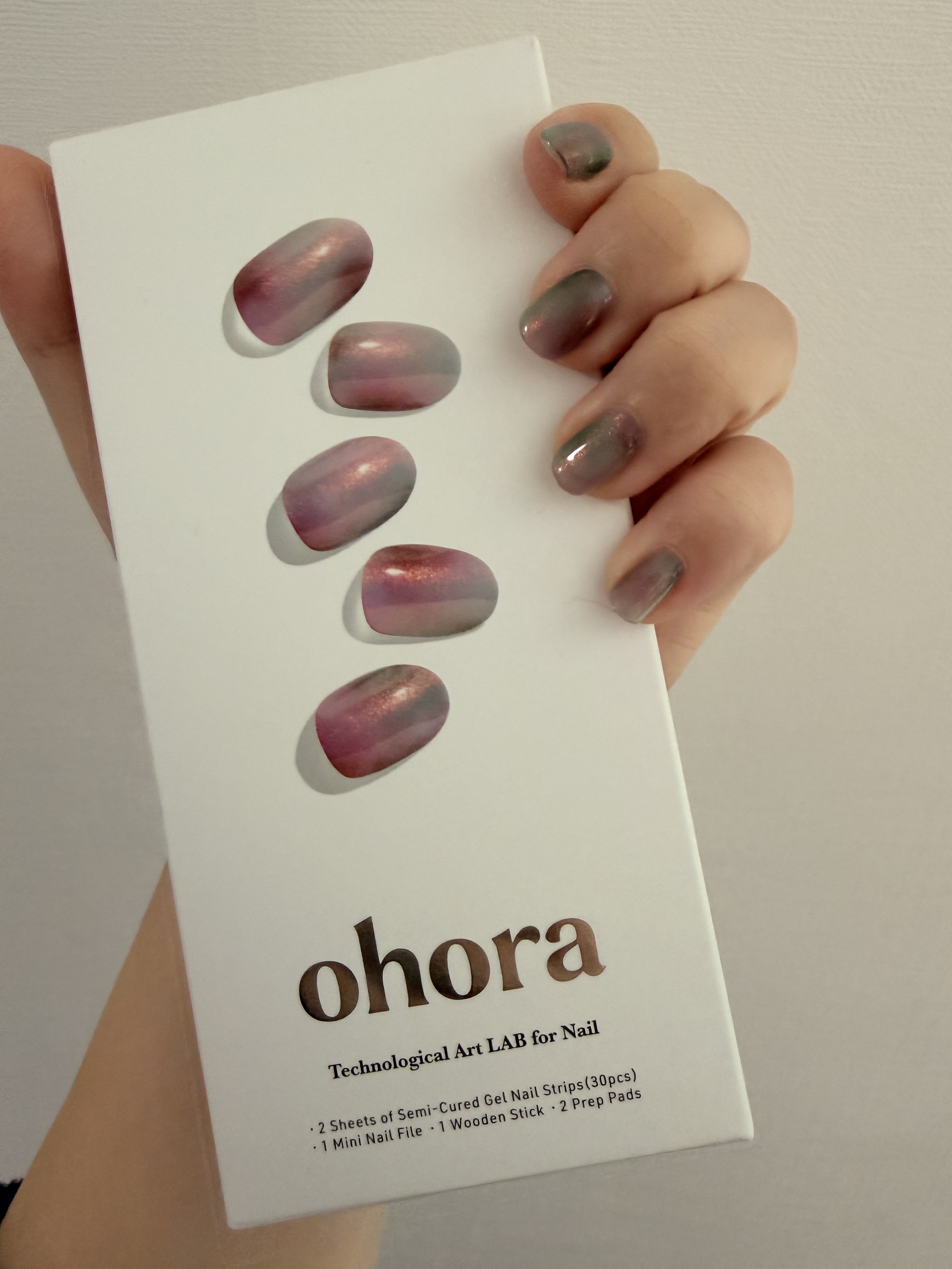 今回のオホーラはオールニュアンスデザイン🫶

気分で変えられるのがやっぱり好き！
持ちも良いのでセルフと言うと驚かれます🤭
　　
#セルフネイル #ニット映えネイル 