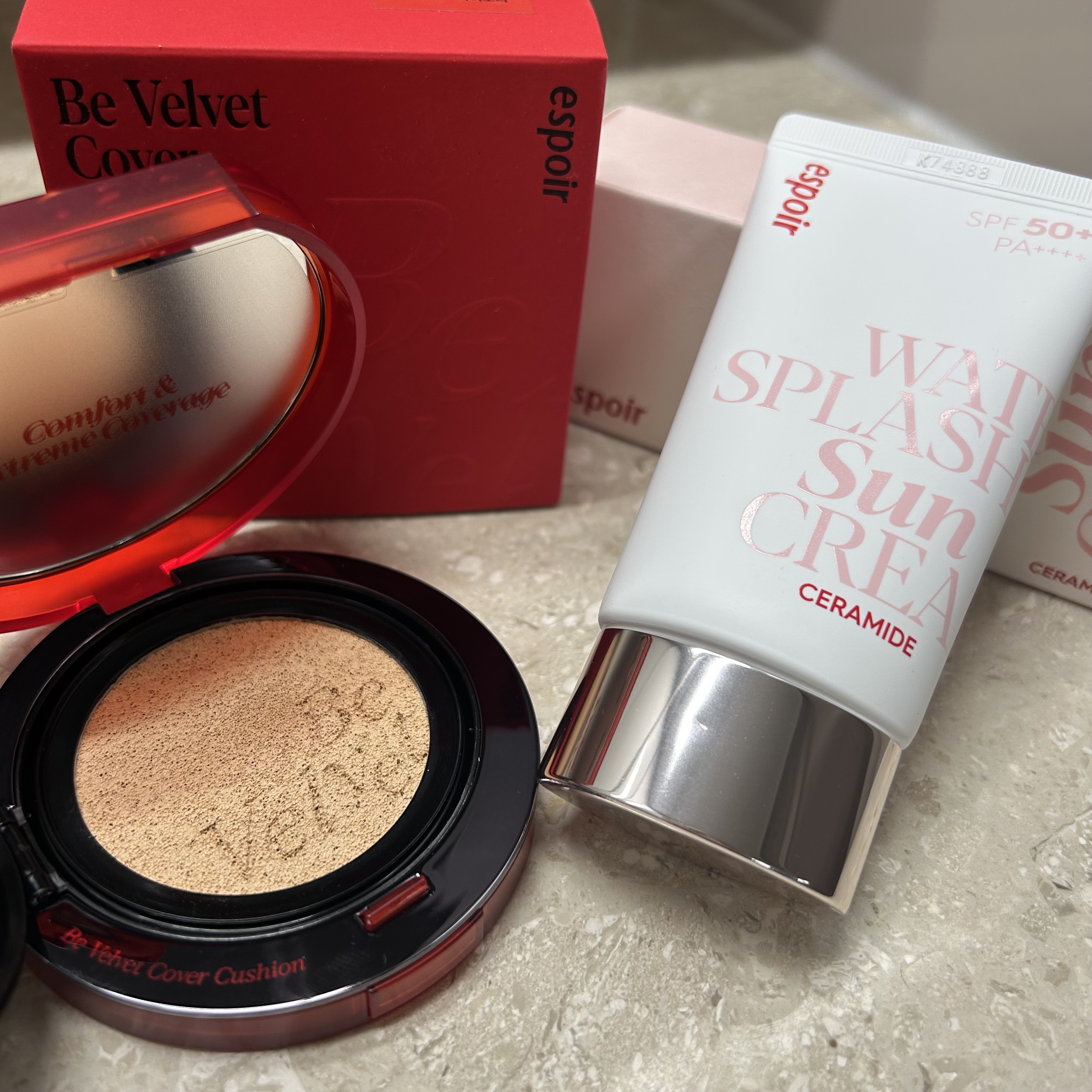 ❤︎espoirウォータースプラッシュサンクリーム セラミド❤︎

✼••┈┈••✼••┈┈••✼••┈┈••✼••┈┈••✼

肌に乗せて伸ばすとスーッと伸びてお肌も潤う🐬
こんなに軽いテクスチャーなのに、しっかりSPF50 / PA+