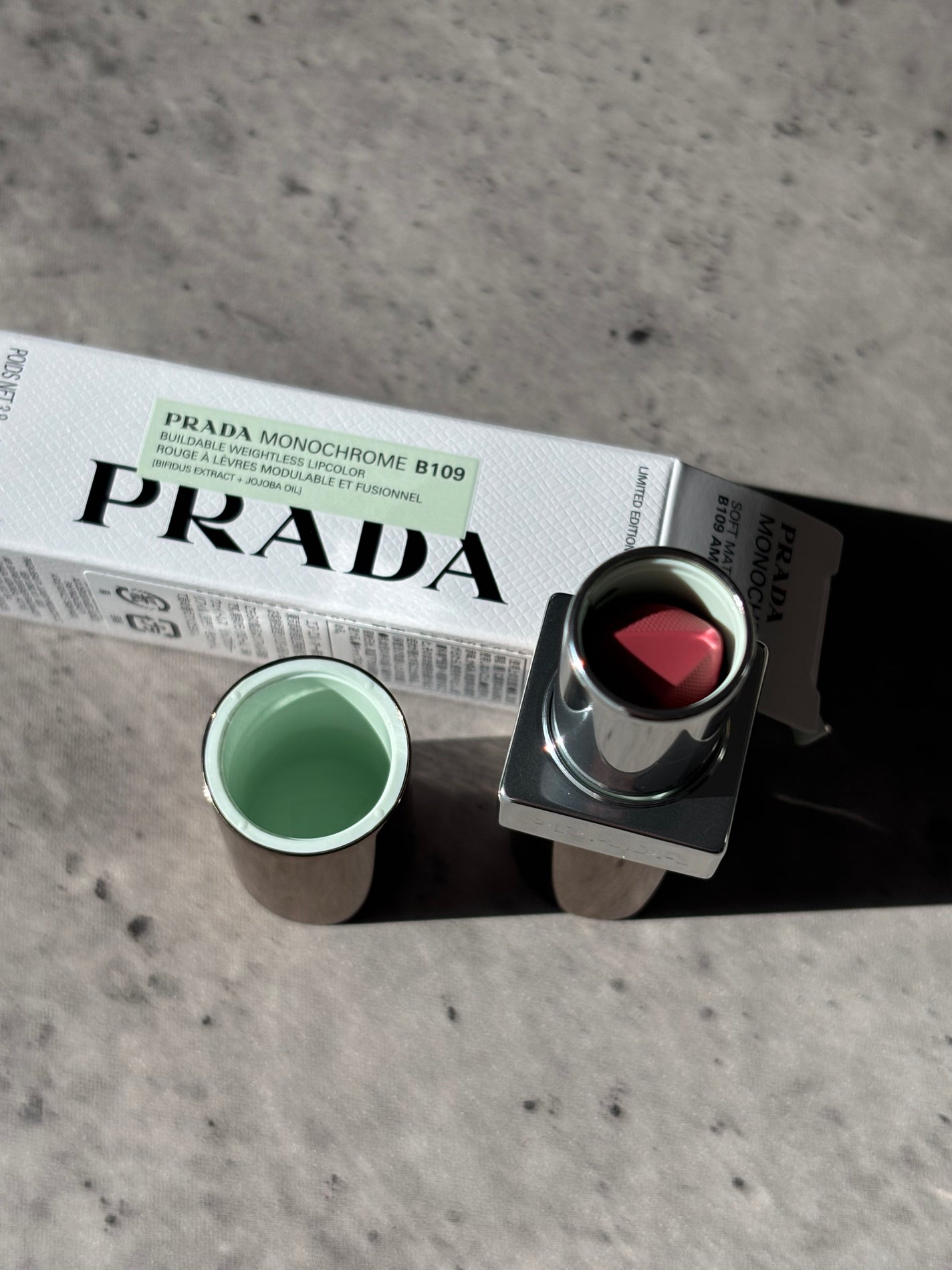 モノクローム ウェイトレス リップカラー(スムース ナイロン)/PRADA BEAUTY/口紅を使ったクチコミ(4枚目)