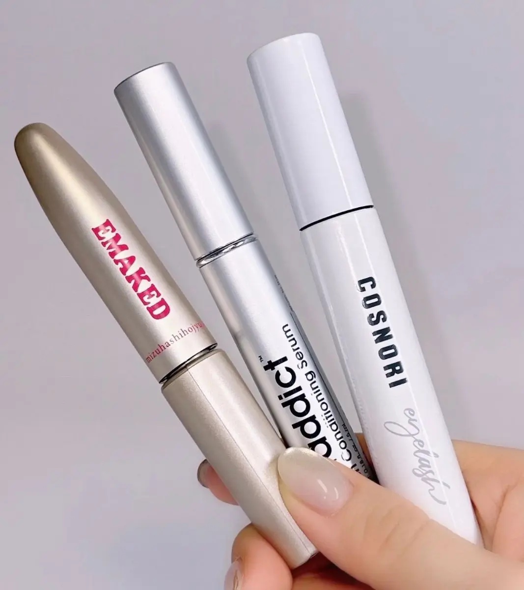 存在感極薄だった自まつ毛、まつ育により無事ここまできた。

今のローテはEMAKEDとLashaddictとCOSNORIで安定。

攻め担当はエマーキット&ラッシュアディクトだけど、守り(維持)には保湿欠かせないから、疲れてあと1秒で寝落