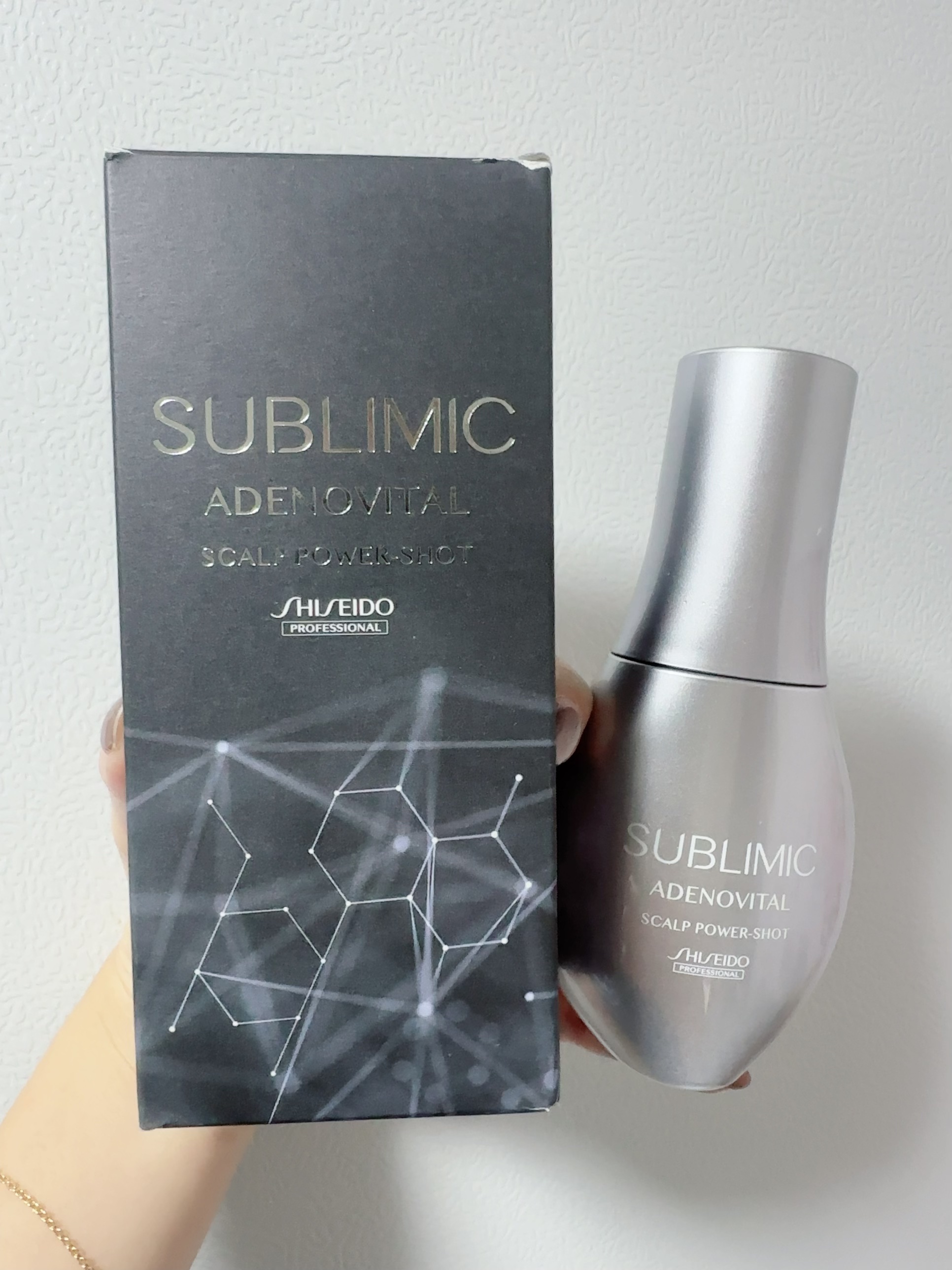 歳を重ねるにつれて髪の毛の悩みで
多いのがハリコシや薄毛問題🛀

このアイテムはそんな方にオススメのアイテム🤍
頭皮の深層にアプローチして髪の毛を
太く長く美しく育ててくれるよ✨

ミストタイプで、直接ノイズを頭皮に向けてシュッとかけた