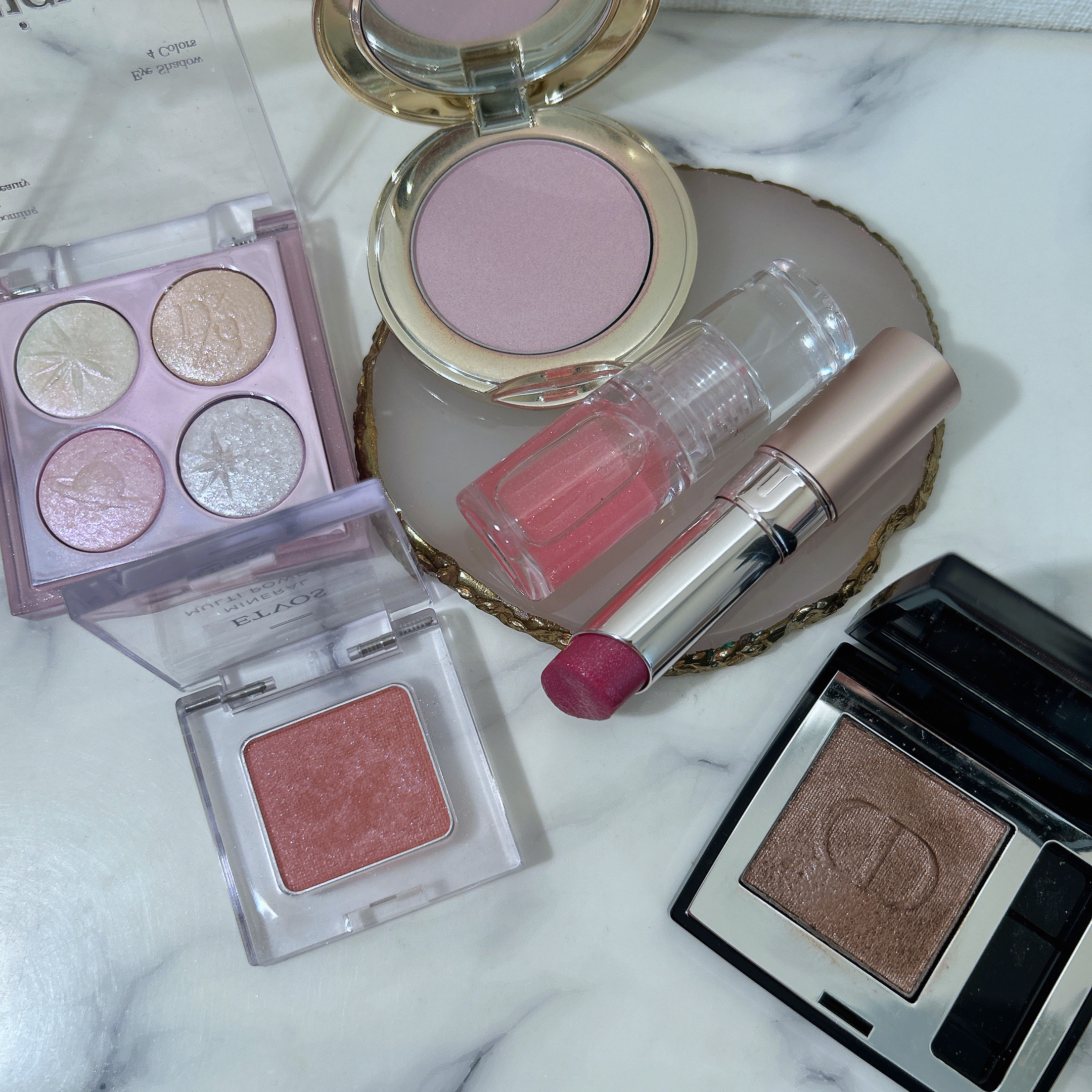 #今日のメイク

ホリデー意識のキラキラメイク❄️

☑︎dasique 
https://lipscosme.com/posts/7002600
パープル系もベージュ系も
透明感あふれるキラキラメイクができるホリデーグリッターパレット 昨