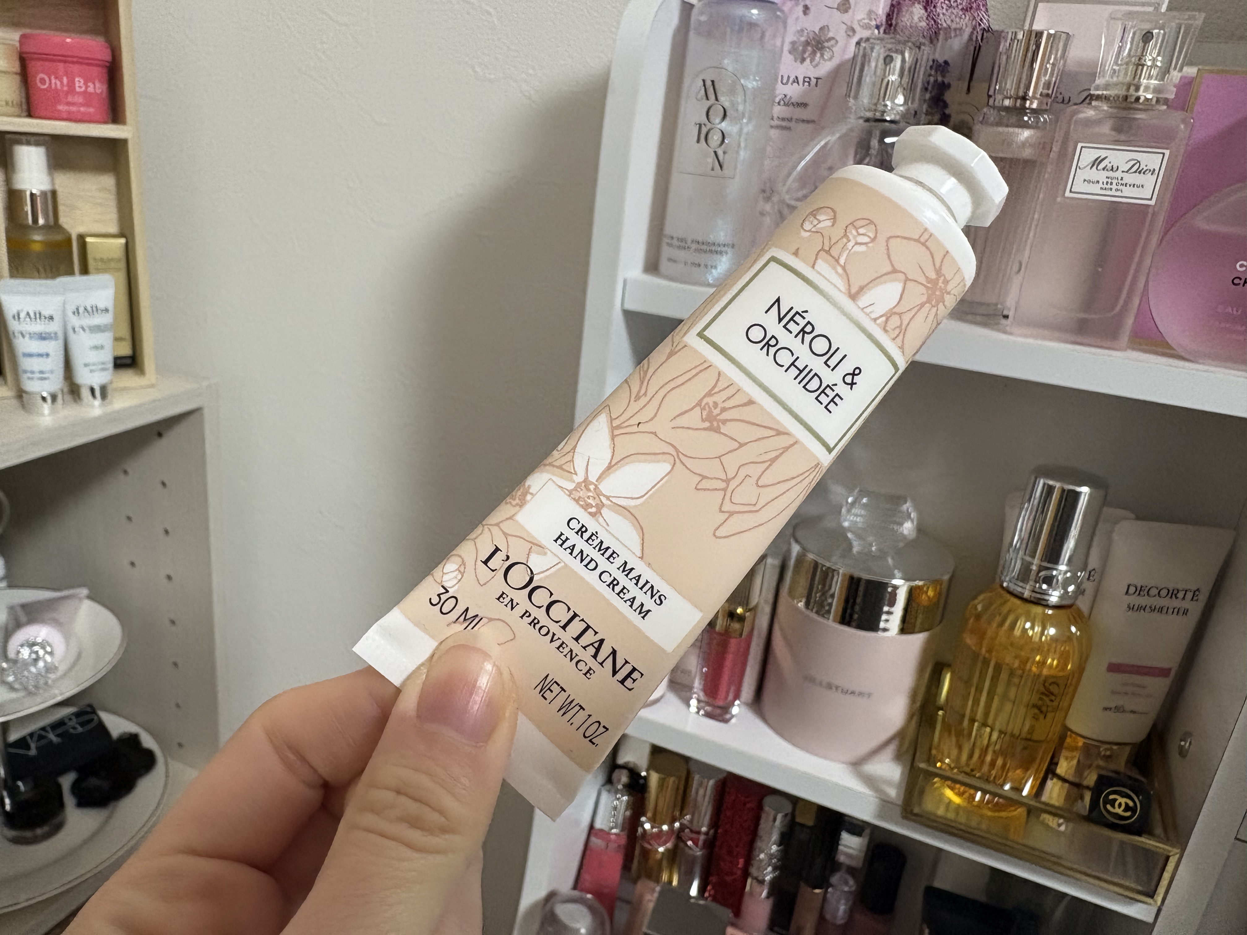 L'OCCITANE
【ネロリオーキデ ハンドクリーム】

ハンドクリームはたくさんストックがあって、最近使っているアイテムはL'OCCITANEです🥰

やっぱり使い心地がいいし、保湿力もあるのでお気に入り♪

この時期はいろんなところ