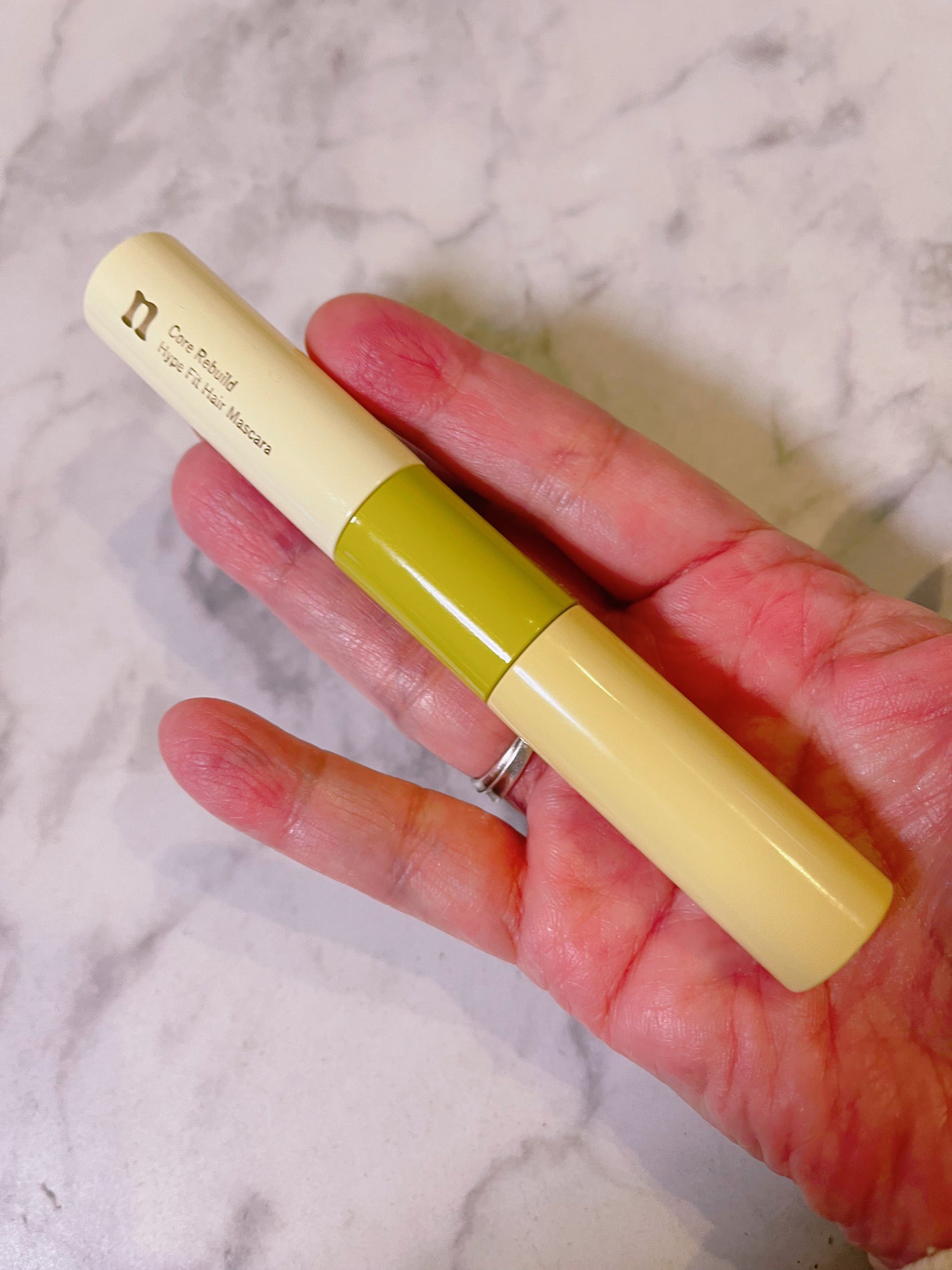 オタネ on LIPS 「普通に見た目まつ毛に使うマスカラに見えますがヘアマスカラです♪..」(1枚目)