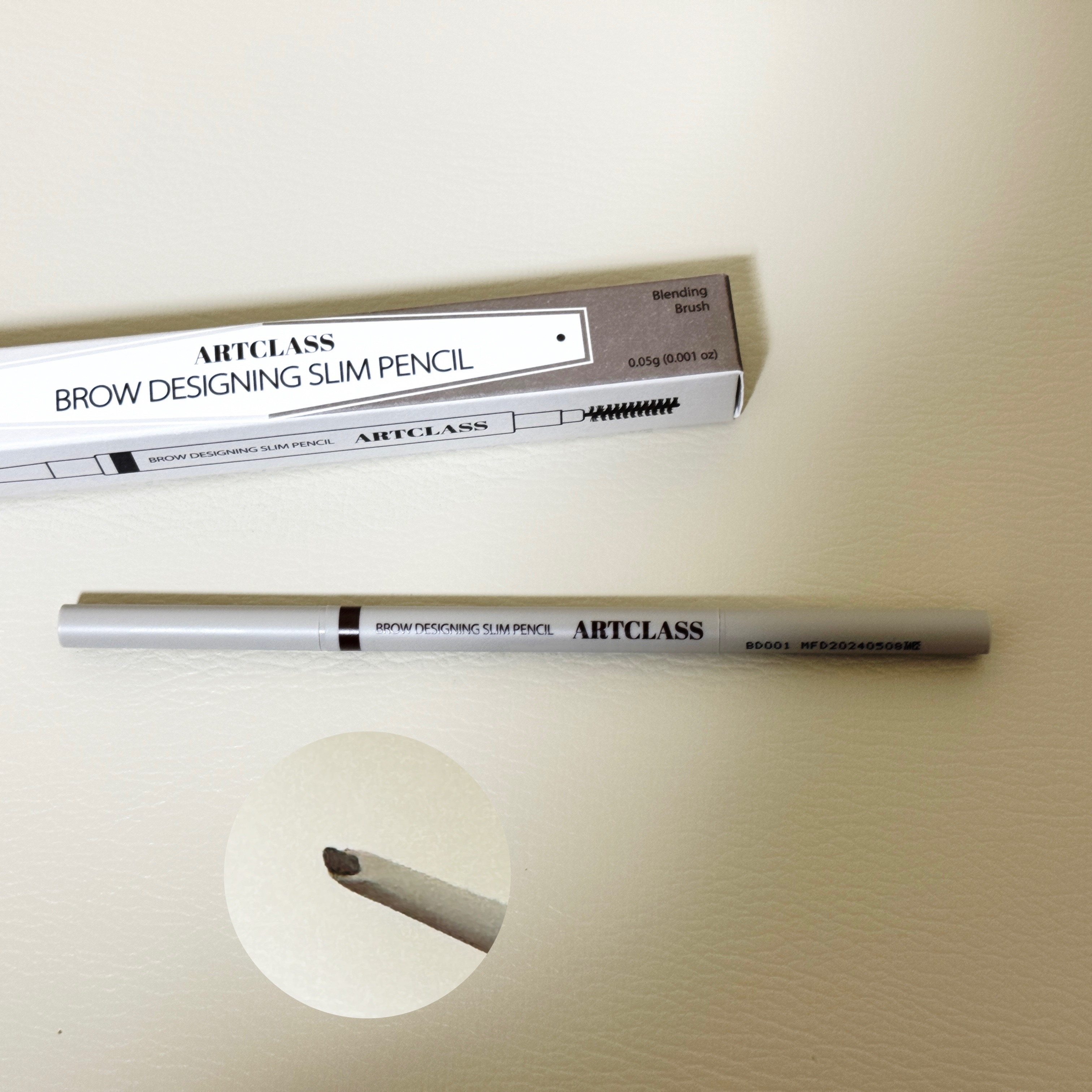 too cool for school
ブロウ デザイニング スリム ペンシル


チークを購入した時におまけでついてきたものです。

先の形が変わっていて、細くも平たく（太く）も使えるので、便利です。

が、もちはいまいちで消えてしまうの