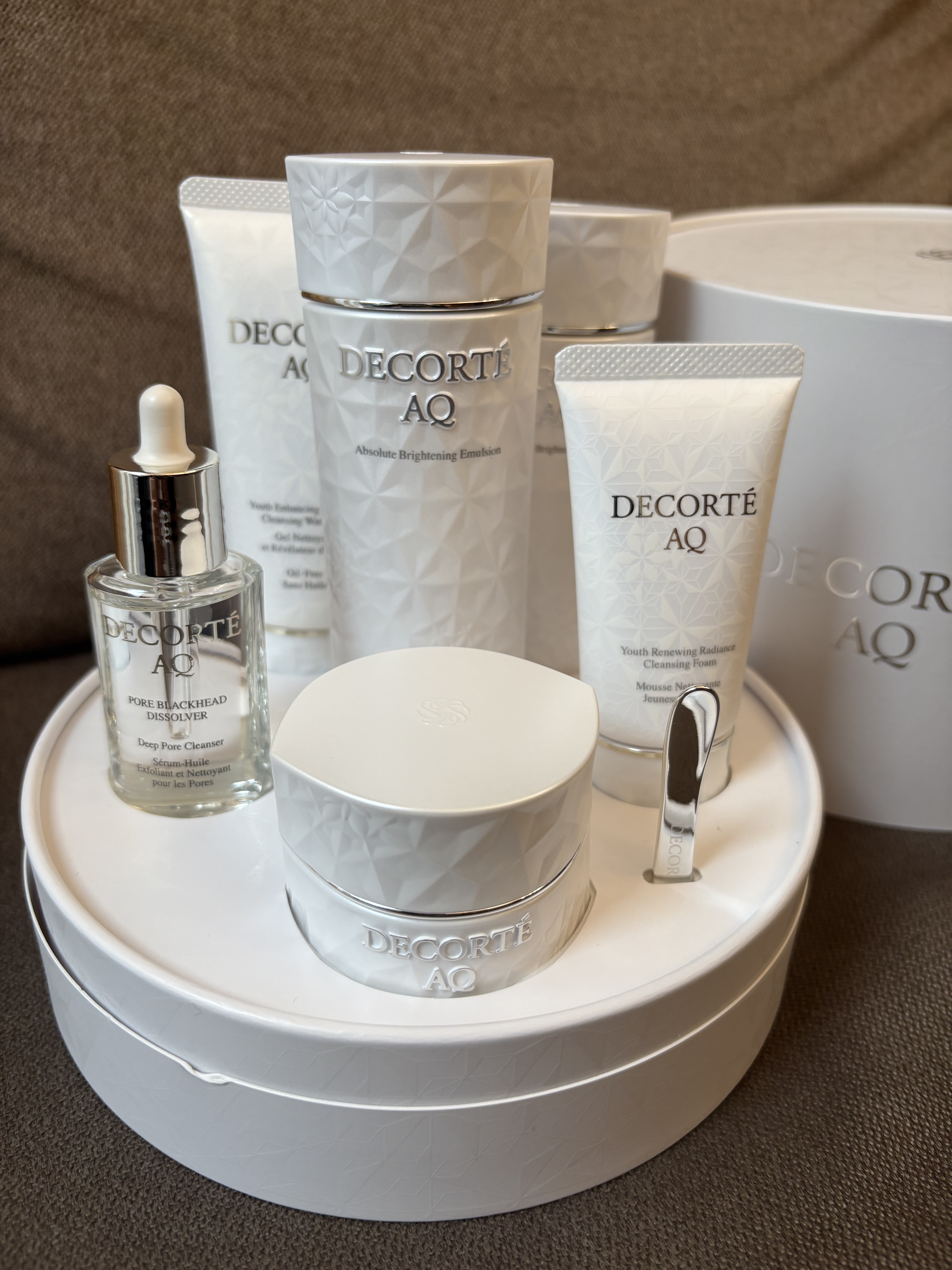 デコルテから凄く嬉しい
限定セットが届きました〜！
この配列もうずーっと飾ってたいぐらい！
これだけAQシリーズ試せるキット
楽しみでしかない！
個人的には気になってた
毛穴ケアオイルが楽しみ😊
使ってから感想書きたいとこですが、
ビジュ