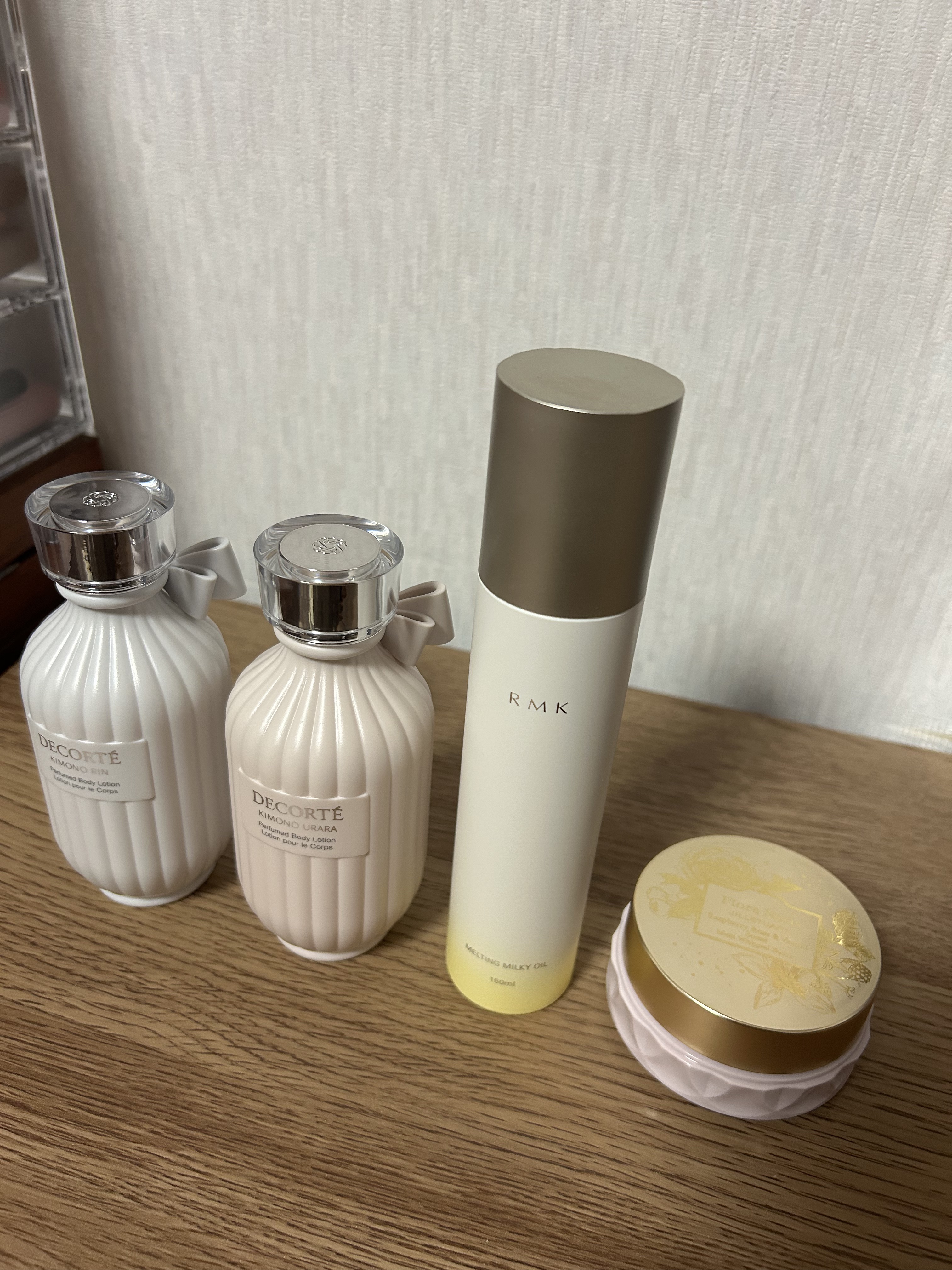 Flora Notis JILL STUART Flora Notis JILL STUARTラズベリーローズ＆バニラ マルチホイップバターのクチコミ「
今年の冬のボディケアは
これらを気分によって使います。


🐈‍⬛DECORTÉキモノ リン.....」（1枚目）