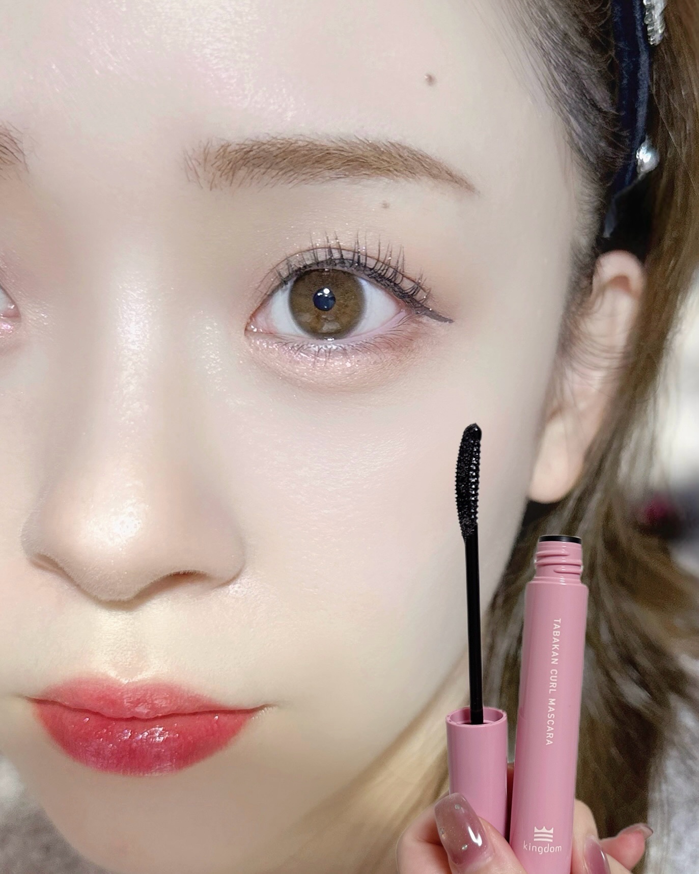 パールのキラキラが煌めくまつ毛〜👀💕
　
11/7から発売されたキングダムの
束感カールマスカラの新色✨

実はそもそもキングダムのマスカラ自体
初めてやったんやけど、
ブラシの構成のおかげで簡単にまとまるし、
分厚すぎる束にはならへん