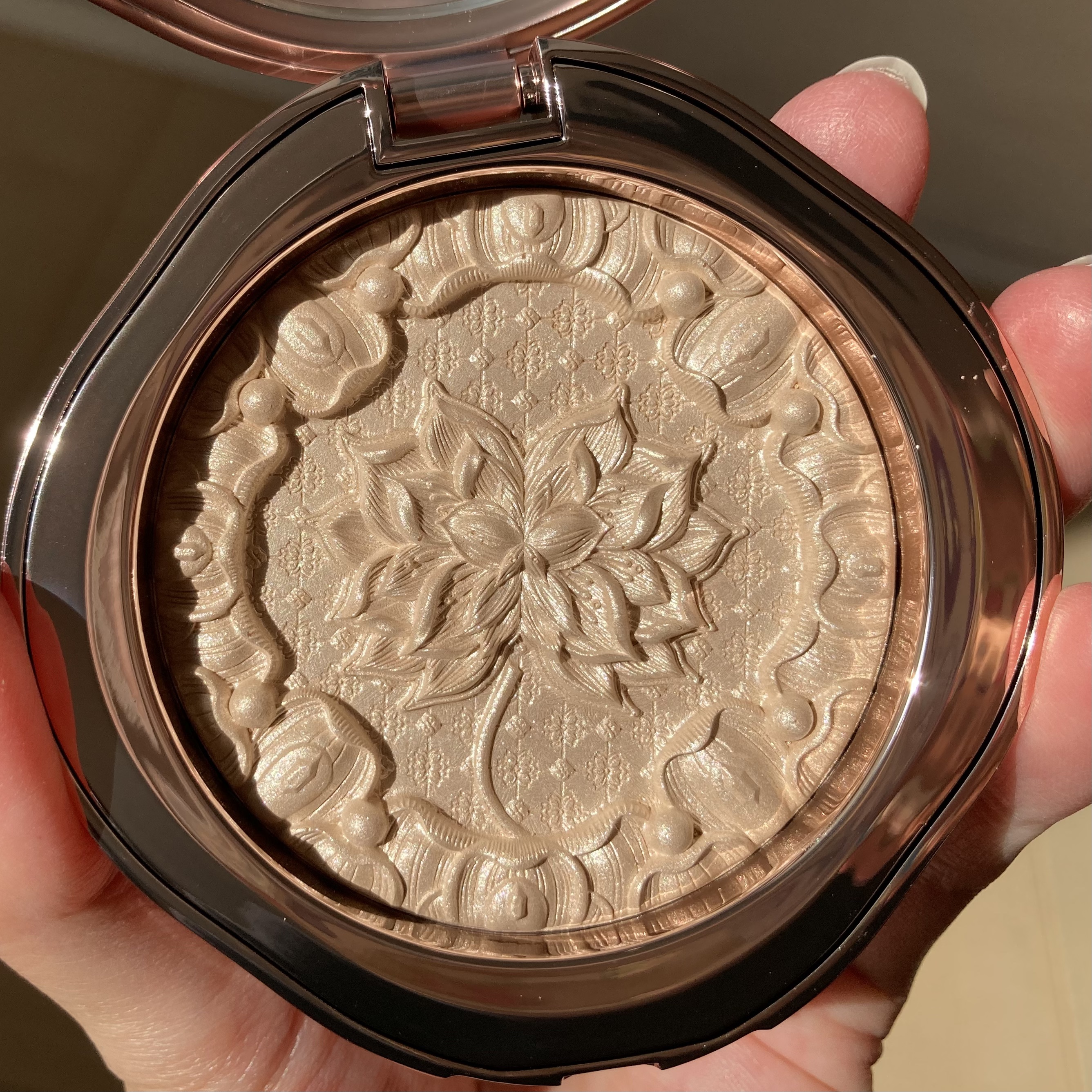 花西子 双蓮彫刻ハイライトのクチコミ「花西子❤️双蓮彫刻ハイライト

01  クォーツ

ハイライト２種類販売してるようですね
私は.....」（1枚目）