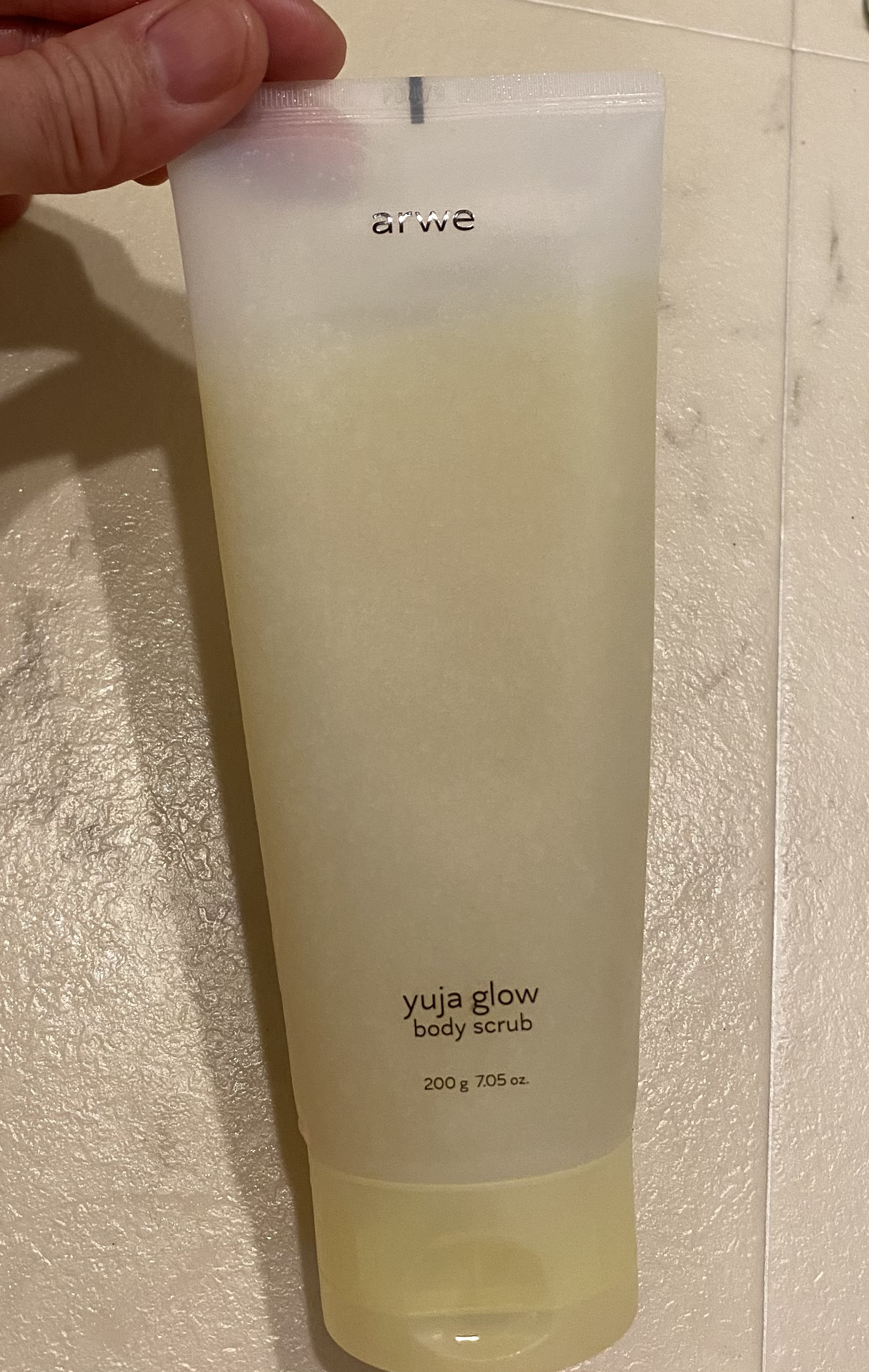 ⭐️arwe  ゆずグローボディスクラブ

Qoo10のプレメガ割で気になっていたarweの商品をいくつか購入しました。発送が早く、すでに届いて、さっそくボディスクラブを使っています。

まず、香りがすごくいいです。ゆずの香りが上質な感じで