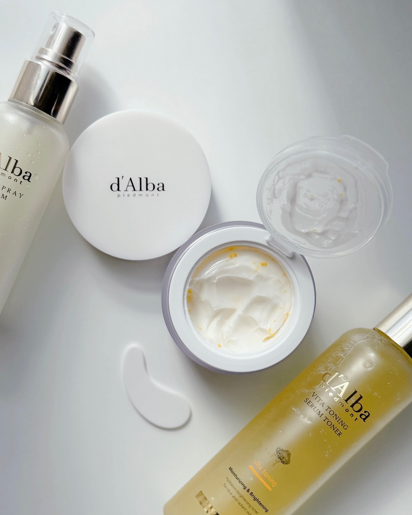 先月に続いて新しく仲間入りした
d’Albaのビタトーニングカプセルクリーム🧡💛
　
2種類のタイプを混ぜて使うクリームは
使ったことあるけどこっちは初めて✨

トナーと同じシリーズで
くすみ*とか小じわ*対策にぴったり。
オレンジ色の