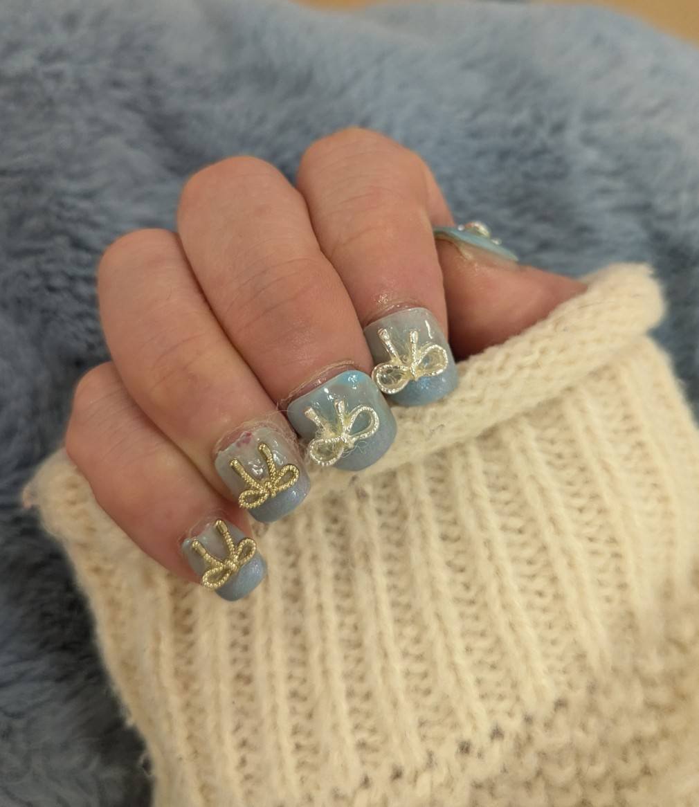 リボンを素敵にネイルにしてるフォロワーさんを見ていつか私も！と思っていたのでやってみました！

リボンパーツいっぱいあったから全部の指につけるという暴挙w

これがまぁニットの服にひっかかってしょうがないw
な〜んかゴテゴテしてしまうのはま