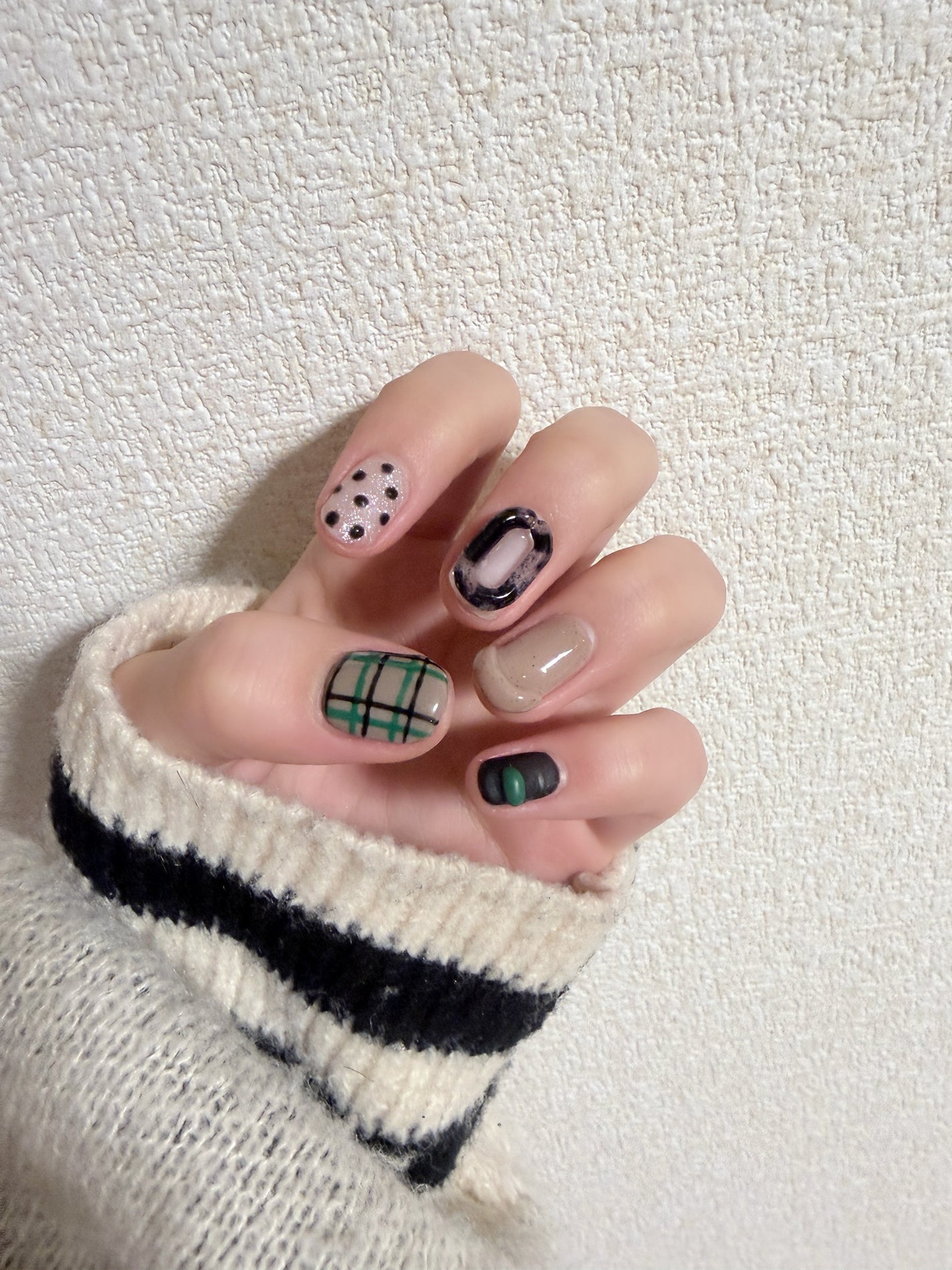 Dechi🐐 on LIPS 「クリスマスに合わせて🤶セルフネイル💅────────────あ..」(3枚目)