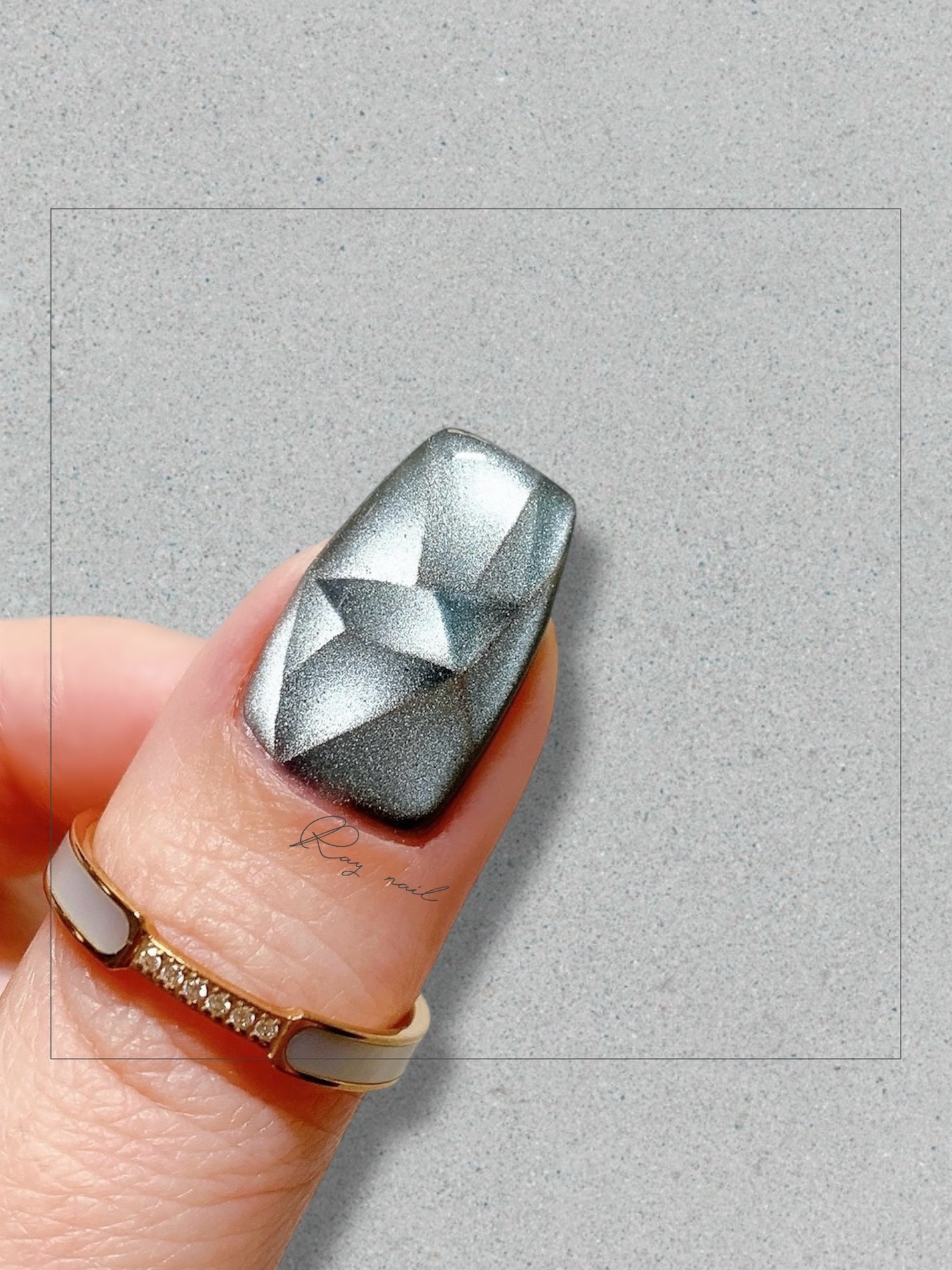 mizuki꙳ネイリスト on LIPS 「まるで宝石のようなマグネットネイルデザイン✨💎やり方はこちら👇..」(2枚目)